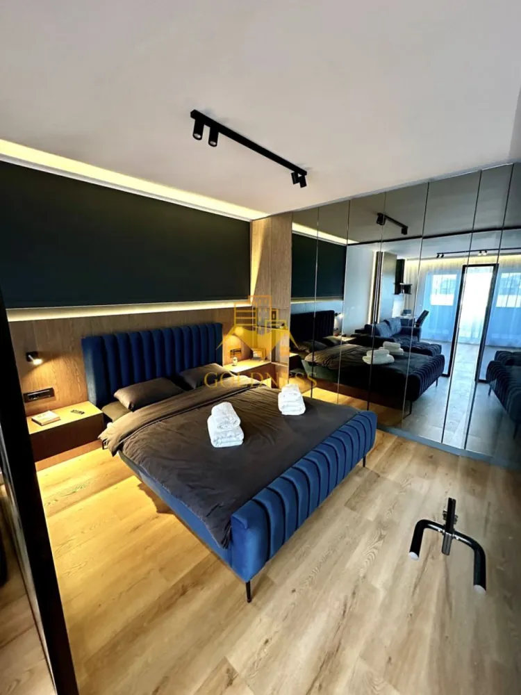 2 camere, Parcare, Premium, Elite Junior, Mega Image, Iris - GOLDNESS Imobiliare vă propune spre închiriere un apartament cu 2 camere complet mobilat și utilat, la etajul 4 într-un imobil de 7 etaje, în Iris.
Dispune de loc de parcare subterana!
Se află în apropierea stațiilor de transport în comun, magazine, restaurante, spații verzi, farmacii, etc.

Apartamentul este compartimentat astfel:
- dormitor cu pat matrimonial, dressing, noptiere
- living cu canapea extensibila, comoda tv, birou, loc de servit masa, AC
- bucatarie complet utilată și mobilată, loc de servit masa
- baie cu dus walk-in, dulap pentru depozitare.
- terasa de 15 mp

Imobilul este dotat cu toate cele necesare- centrală proprie, frigider, plita, hotă, mașină de spălat haine si vase, aer conditionat, tv, etc.

Dacă sunteți interesați de acest apartament și doriți să îl vizionați, dar și pentru alte oferte nu ezitați să ne contactați telefonic sau prin e-mail. Vă stăm la dispoziție!
Pentru intermediere se percepe un comision de 50% din prețul chiriei!