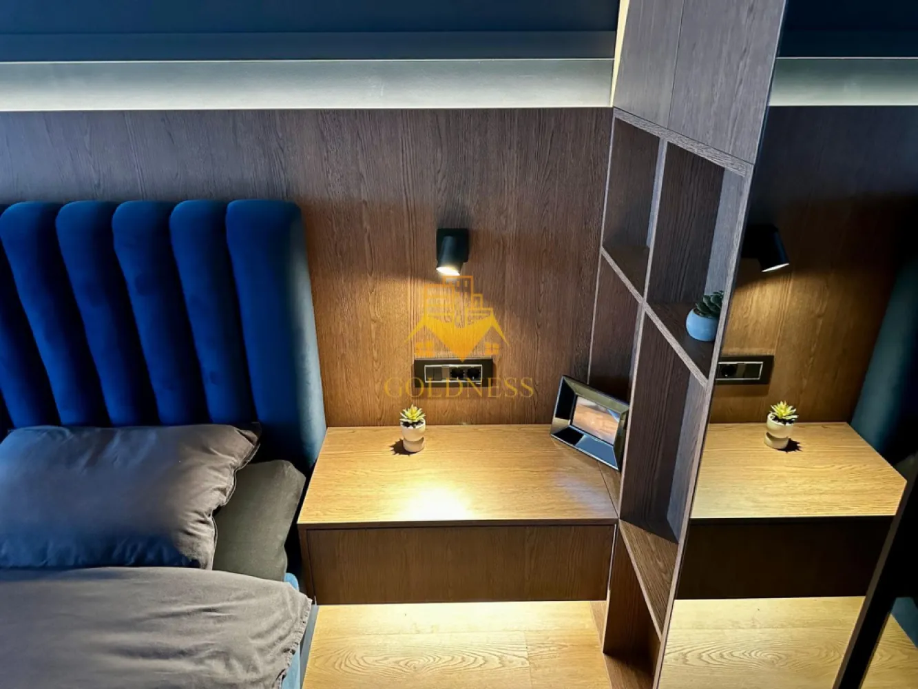 2 camere, Parcare, Premium, Elite Junior, Mega Image, Iris - GOLDNESS Imobiliare vă propune spre închiriere un apartament cu 2 camere complet mobilat și utilat, la etajul 4 într-un imobil de 7 etaje, în Iris.
Dispune de loc de parcare subterana!
Se află în apropierea stațiilor de transport în comun, magazine, restaurante, spații verzi, farmacii, etc.

Apartamentul este compartimentat astfel:
- dormitor cu pat matrimonial, dressing, noptiere
- living cu canapea extensibila, comoda tv, birou, loc de servit masa, AC
- bucatarie complet utilată și mobilată, loc de servit masa
- baie cu dus walk-in, dulap pentru depozitare.
- terasa de 15 mp

Imobilul este dotat cu toate cele necesare- centrală proprie, frigider, plita, hotă, mașină de spălat haine si vase, aer conditionat, tv, etc.

Dacă sunteți interesați de acest apartament și doriți să îl vizionați, dar și pentru alte oferte nu ezitați să ne contactați telefonic sau prin e-mail. Vă stăm la dispoziție!
Pentru intermediere se percepe un comision de 50% din prețul chiriei!