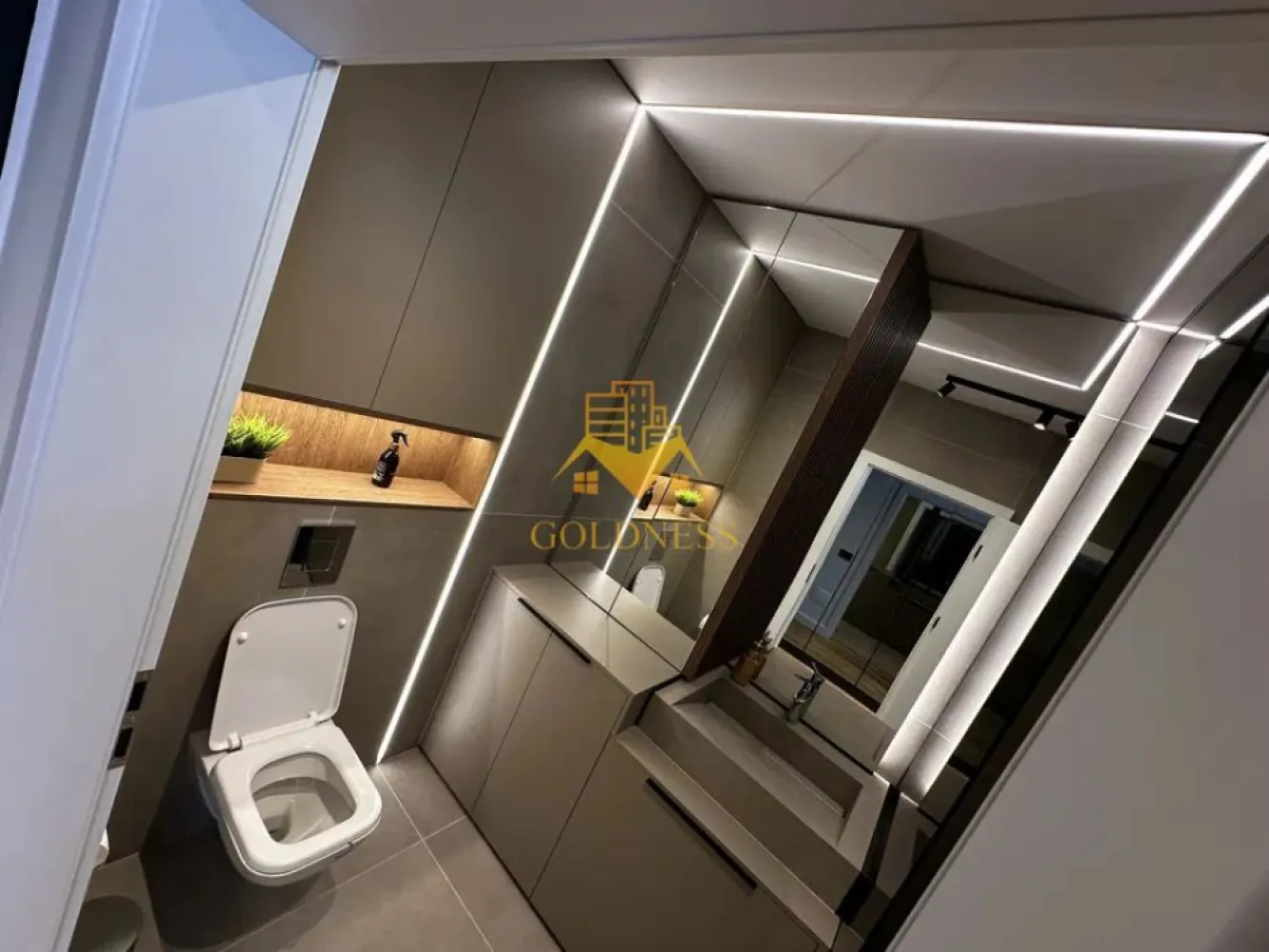 2 camere, Parcare, Premium, Elite Junior, Mega Image, Iris - GOLDNESS Imobiliare vă propune spre închiriere un apartament cu 2 camere complet mobilat și utilat, la etajul 4 într-un imobil de 7 etaje, în Iris.
Dispune de loc de parcare subterana!
Se află în apropierea stațiilor de transport în comun, magazine, restaurante, spații verzi, farmacii, etc.

Apartamentul este compartimentat astfel:
- dormitor cu pat matrimonial, dressing, noptiere
- living cu canapea extensibila, comoda tv, birou, loc de servit masa, AC
- bucatarie complet utilată și mobilată, loc de servit masa
- baie cu dus walk-in, dulap pentru depozitare.
- terasa de 15 mp

Imobilul este dotat cu toate cele necesare- centrală proprie, frigider, plita, hotă, mașină de spălat haine si vase, aer conditionat, tv, etc.

Dacă sunteți interesați de acest apartament și doriți să îl vizionați, dar și pentru alte oferte nu ezitați să ne contactați telefonic sau prin e-mail. Vă stăm la dispoziție!
Pentru intermediere se percepe un comision de 50% din prețul chiriei!