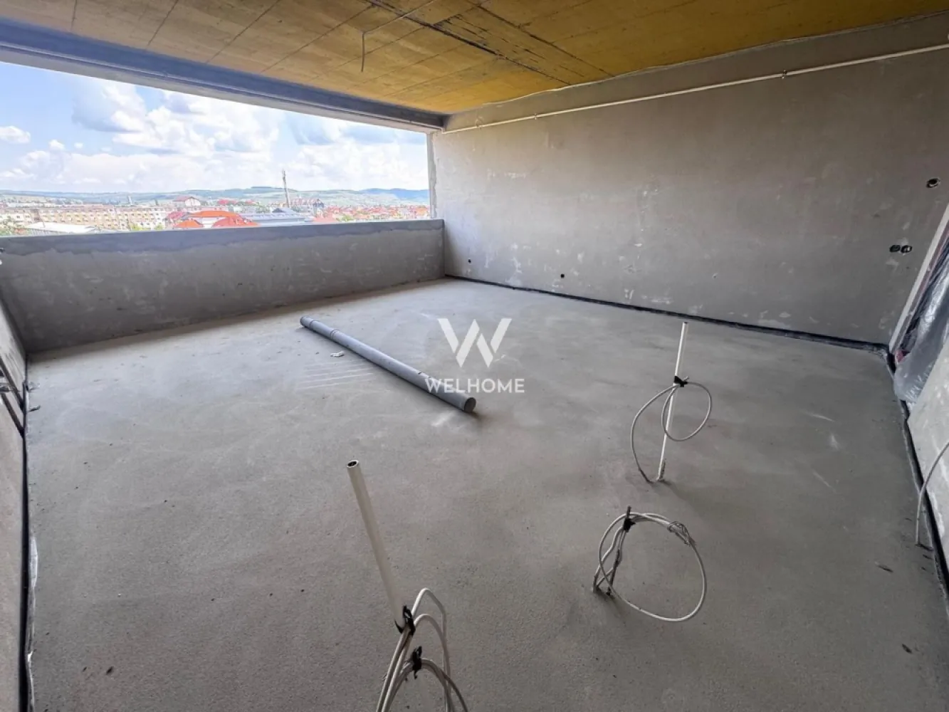Penthouse 94mp, Sibiu COMISION ZERO - DIRECT DEZVOLTATOR, FARA COMISION 
Situat in cartierul Tiglari, langa Lacul lui Binder, bloc nou cu lift
 

Suprafata utila : 93.96 mp + Terasa 33 mp utili.
Compartimentare: hol cu acces in livingul open space cu bucataria, baie, 2 dormitoare, unul cu baie proprie. (VEZI SCHITA)
 
Predare la stadiul de alb : geamuri si usa termopan 3 foi de sticla, pereti tencuiti si gletuiti, sapa elicopterizata, centrala, incalzire in pardoseala instalatii electrice, termice si sanitare. Se poate finisa la cheie contracost!

Loc de parcare inclus în preț, cu posibilitatea achiziționării unui al doilea loc (în funcție de disponibilitate).
Termen de predare: vara 2026 

Pret : 218.000 euro TVA INCLUS 
cash sau credit bancar 
Detalii si vizionari: 0752.088.381 Roxana