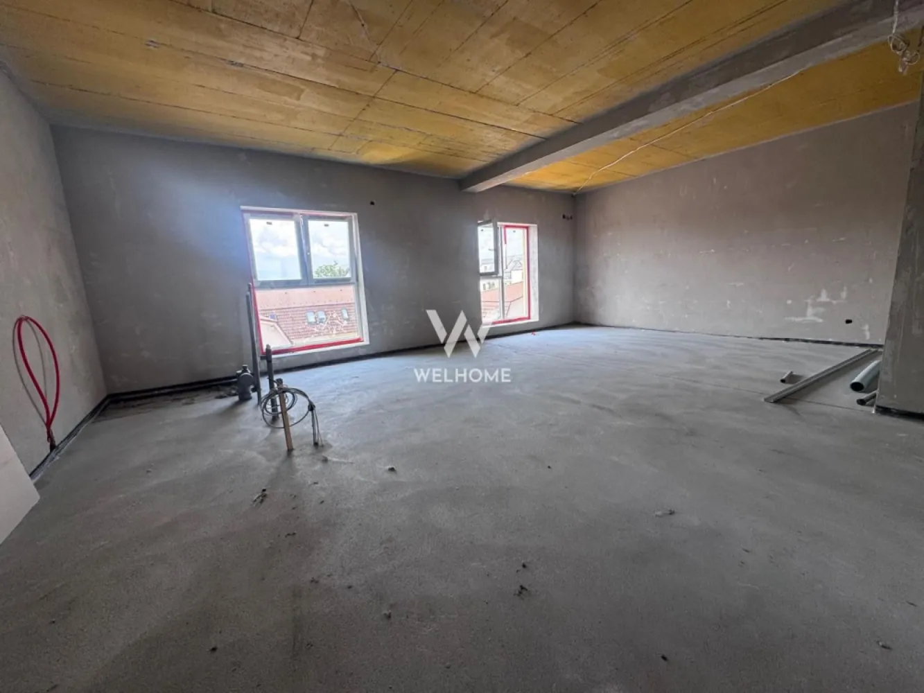 Penthouse 94mp, Sibiu COMISION ZERO - DIRECT DEZVOLTATOR, FARA COMISION 
Situat in cartierul Tiglari, langa Lacul lui Binder, bloc nou cu lift
 

Suprafata utila : 93.96 mp + Terasa 33 mp utili.
Compartimentare: hol cu acces in livingul open space cu bucataria, baie, 2 dormitoare, unul cu baie proprie. (VEZI SCHITA)
 
Predare la stadiul de alb : geamuri si usa termopan 3 foi de sticla, pereti tencuiti si gletuiti, sapa elicopterizata, centrala, incalzire in pardoseala instalatii electrice, termice si sanitare. Se poate finisa la cheie contracost!

Loc de parcare inclus în preț, cu posibilitatea achiziționării unui al doilea loc (în funcție de disponibilitate).
Termen de predare: vara 2026 

Pret : 218.000 euro TVA INCLUS 
cash sau credit bancar 
Detalii si vizionari: 0752.088.381 Roxana