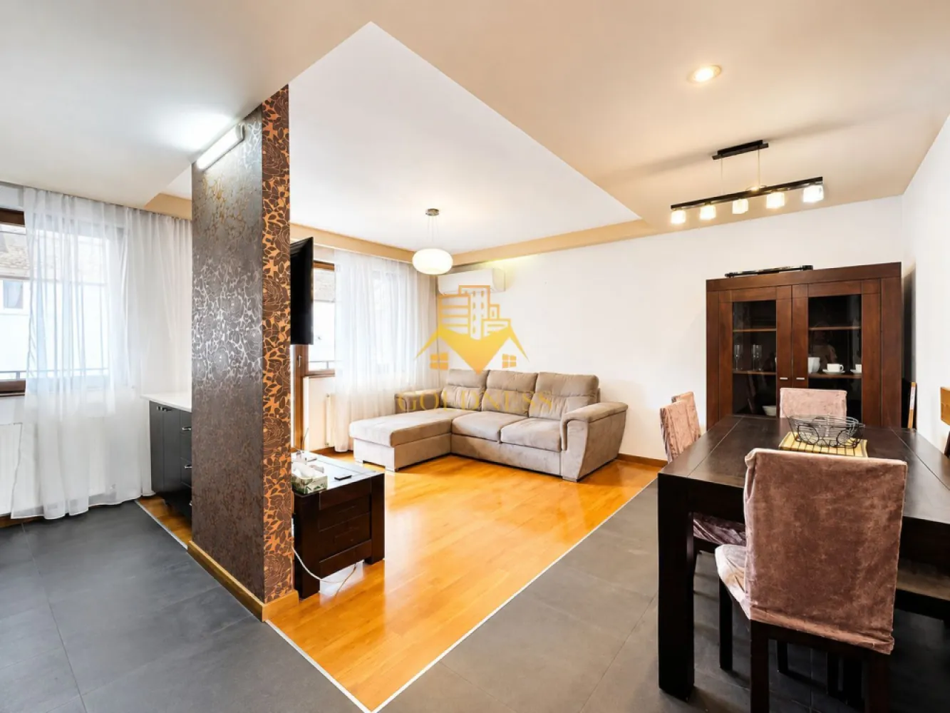 3 camere, Andrei Mureșanu, C. Brâncuși, Home Garden, BT, Careffour - GOLDNESS Imobiliare vă propune spre închiriere un apartament cu 3 camere complet mobilat și utilat, la etajul 2 într-un imobil de 2 etaje, în Cartierul Andrei Muresanu, in apropiere de Str. Constantin Brancusi si mijloacele de transport in comun.
Dispune de loc de parcare in curtea interioara!
Se află în apropierea stațiilor de transport în comun, magazine, restaurante, spații verzi, farmacii, etc. 

Apartamentul este compartimentat astfel:
 - dormitor cu pat matrimonial, dressing, noptiere
 - dormitor/ camera mobilata ca si dressing/ birou
 - living cu bucatarie open space complet utilată și mobilată, canapea extensibilă, loc de servit masa 
 - 2 bai, dintre care una de serviciu si una cu cada, calorifer port prosop și dulap pentru depozitare.
 - 2 balcoane deschise de 15 mp total.

Imobilul este dotat cu toate cele necesare- centrală proprie, frigider, aragaz, hotă, mașină de spălat haine, etc. 

Dacă sunteți interesați de acest apartament și doriți să îl vizionați, dar și pentru alte oferte nu ezitați să ne contactați telefonic sau prin e-mail. Vă stăm la dispoziție!

Pentru intermediere se percepe un comision de 50% din prețul chiriei!