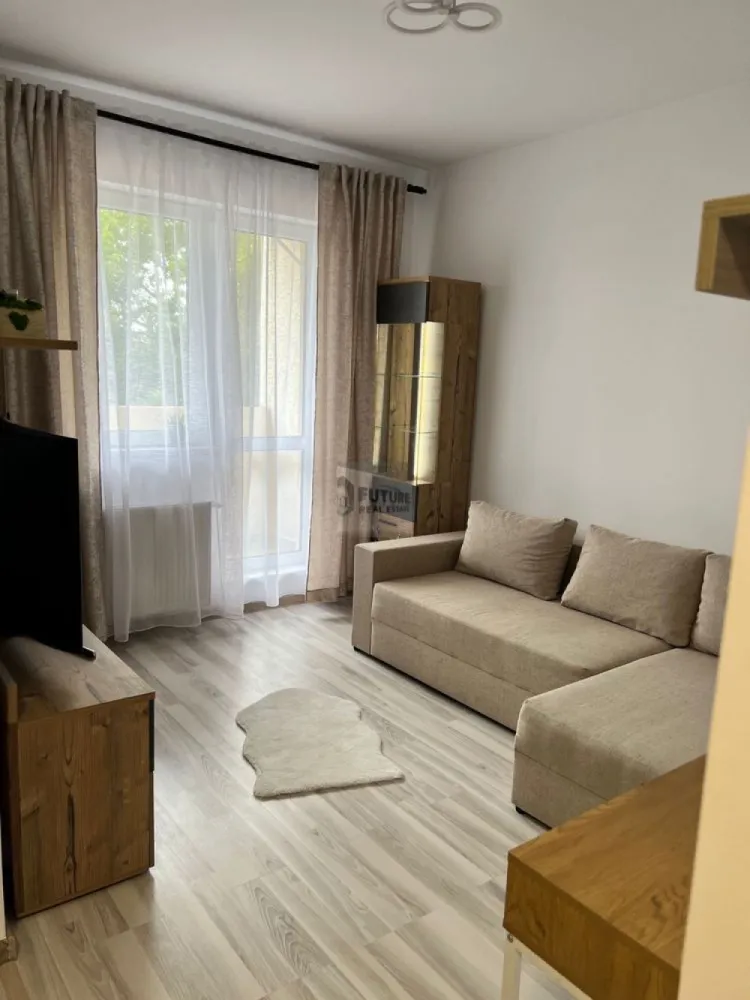 Garsonieră Modernă –| Sector 4 Drumul Jilavei - Vă propunem spre vânzare o garsonieră luminoasă și eficient compartimentată, situată la etajul 1 într-un imobil nou, finalizat în toamna anului 2023. Proprietatea este ideală atât pentru rezidență personală, cât și ca investiție strategică pentru închiriere. 🏠 Detalii Spațiu & Dotări Cu o suprafață de 34 mp, locuința este optimizată pentru confort și funcționalitate: Compartimentare: Cameră spațioasă, bucătărie separată, baie modernă și balcon. Confort termic: Centrală termică proprie și aer condiționat. Stare: Se vinde complet mobilată și utilată, gata pentru mutare imediată. 📍 Localizare & Facilități Amplasarea pe Str. Drumul Jilavei nr. 99 oferă acces facil către punctele de interes majore: Cumpărături: Mega Image și Profi (2 min. mers pe jos), Kaufland și Lidl în proximitate. Transport: Stație de autobuz la 1 min (linii: 125, 141, 220, 232, 241, 312, 313, N105) – conexiuni directe către Univ. Spiru Haret și Bd. Metalurgiei. Metrou: Stația Apărătorii Patriei la aproximativ 10 minute de mers pe jos. 💰 Condiții de Vânzare Preț: 68.999 € (ușor negociabil) #ImobiliareBucuresti #GarsonieraDeVanzare #Sector4 #ApartamentNou #DirectProprietar #InvestitieImobiliara #AparatoriiPatriei #DrumulJilavei }}