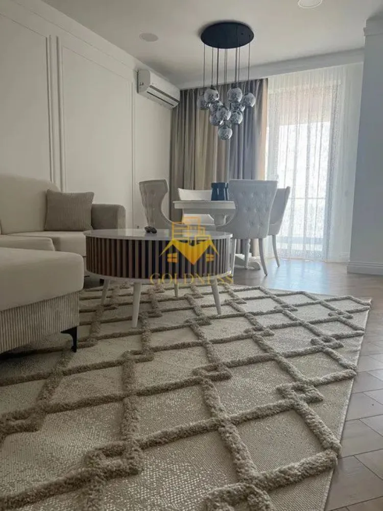 2 camere, LUX, parcare,AC, totul nou, Andrei Muresanu zona Revo, Sigma - GOLDNESS Imobiliare vă propune spre închiriere un apartament cu 2 camere complet mobilat și utilat, la etajul 3 într-un imobil de 4 etaje, în cartierul Andrei Muresanu. 

Apartamentul este compartimentat astfel:
 - dormitor cu pat matrimonial, dressing, noptiere

 - living cu bucatarie open-space complet utilată, canapea extensibilă, loc de servit masa 

 - baie cu cabina de dus, calorifer port prosop inox și dulap pentru depozitare.

 - terasa de 10 mp.

Imobilul este dotat cu toate cele necesare- centrală proprie, mașină de spălat haine, frigider, plită electrică, hotă, etc. 

Se află în apropierea stațiilor de transport în comun, magazine, restaurante, spații verzi, farmacii, etc. 

Dispune de loc de parcare subterana!

Dacă sunteți interesați de acest apartament și doriți să îl vizionați, dar și pentru alte oferte sau detalii nu ezitați să ne contactați telefonic sau prin e-mail. Vă stăm la dispoziție!