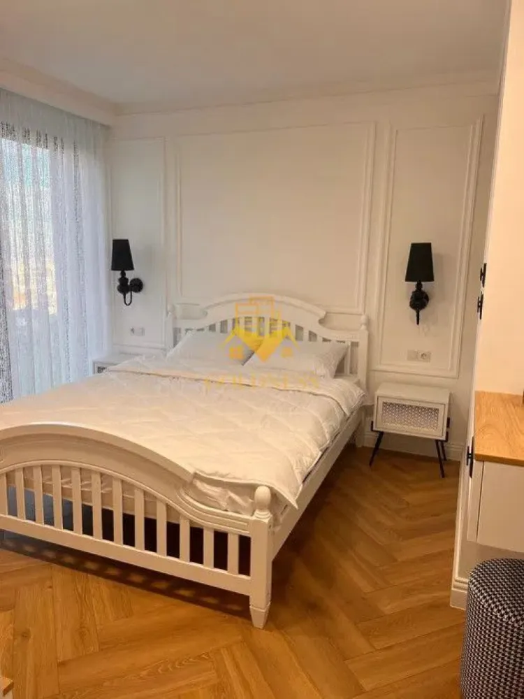 2 camere, LUX, parcare,AC, totul nou, Andrei Muresanu zona Revo, Sigma - GOLDNESS Imobiliare vă propune spre închiriere un apartament cu 2 camere complet mobilat și utilat, la etajul 3 într-un imobil de 4 etaje, în cartierul Andrei Muresanu. 

Apartamentul este compartimentat astfel:
 - dormitor cu pat matrimonial, dressing, noptiere

 - living cu bucatarie open-space complet utilată, canapea extensibilă, loc de servit masa 

 - baie cu cabina de dus, calorifer port prosop inox și dulap pentru depozitare.

 - terasa de 10 mp.

Imobilul este dotat cu toate cele necesare- centrală proprie, mașină de spălat haine, frigider, plită electrică, hotă, etc. 

Se află în apropierea stațiilor de transport în comun, magazine, restaurante, spații verzi, farmacii, etc. 

Dispune de loc de parcare subterana!

Dacă sunteți interesați de acest apartament și doriți să îl vizionați, dar și pentru alte oferte sau detalii nu ezitați să ne contactați telefonic sau prin e-mail. Vă stăm la dispoziție!