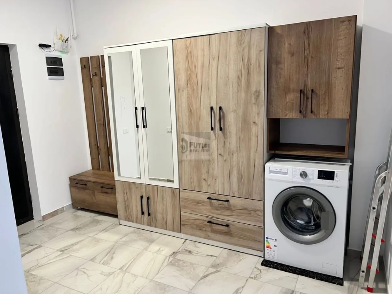 Garsonieră Modernă –| Sector 4 Drumul Jilavei - Vă propunem spre vânzare o garsonieră luminoasă și eficient compartimentată, situată la etajul 1 într-un imobil nou, finalizat în toamna anului 2023. Proprietatea este ideală atât pentru rezidență personală, cât și ca investiție strategică pentru închiriere. 🏠 Detalii Spațiu & Dotări Cu o suprafață de 34 mp, locuința este optimizată pentru confort și funcționalitate: Compartimentare: Cameră spațioasă, bucătărie separată, baie modernă și balcon. Confort termic: Centrală termică proprie și aer condiționat. Stare: Se vinde complet mobilată și utilată, gata pentru mutare imediată. 📍 Localizare & Facilități Amplasarea pe Str. Drumul Jilavei nr. 99 oferă acces facil către punctele de interes majore: Cumpărături: Mega Image și Profi (2 min. mers pe jos), Kaufland și Lidl în proximitate. Transport: Stație de autobuz la 1 min (linii: 125, 141, 220, 232, 241, 312, 313, N105) – conexiuni directe către Univ. Spiru Haret și Bd. Metalurgiei. Metrou: Stația Apărătorii Patriei la aproximativ 10 minute de mers pe jos. 💰 Condiții de Vânzare Preț: 68.999 € (ușor negociabil) #ImobiliareBucuresti #GarsonieraDeVanzare #Sector4 #ApartamentNou #DirectProprietar #InvestitieImobiliara #AparatoriiPatriei #DrumulJilavei }}