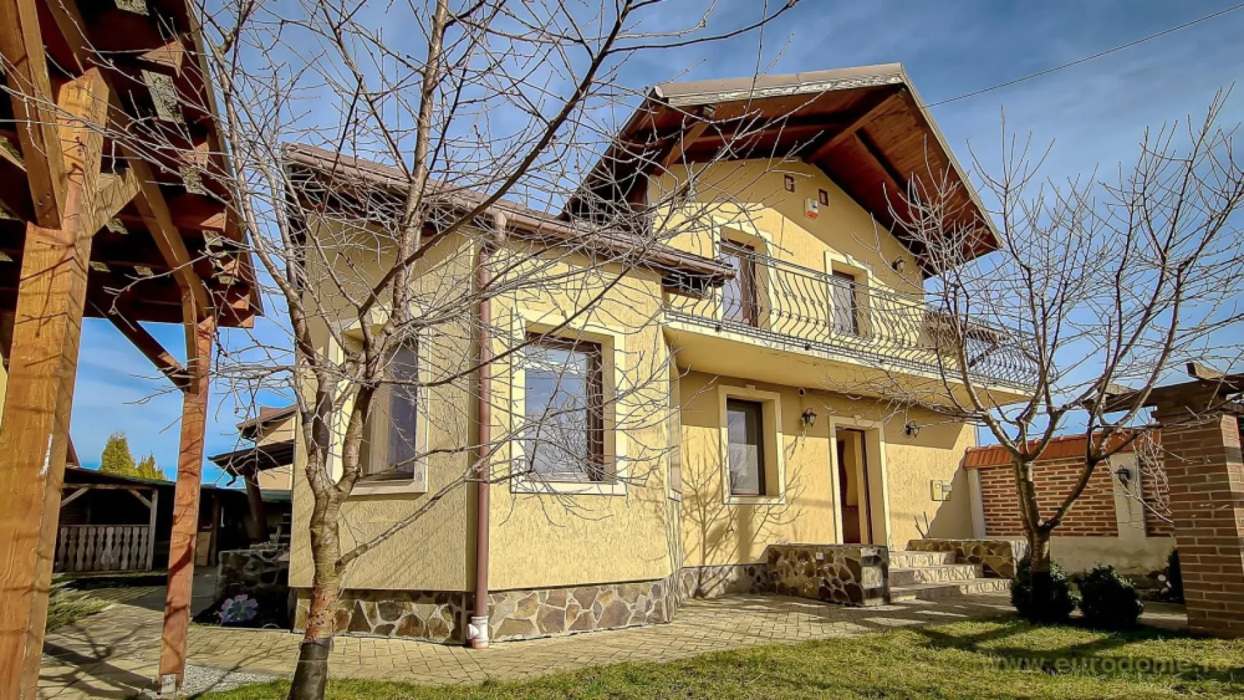 Casă nouă, intrare Stupini - Casa singur in curte, P+E+ M, an constructie 2010, insorita, vedere pe 3 parti, centrala termica, aer condiționat, termopan, imbunatatita cu bun gust; suprafata locuibila 250 mp, teren 400 mp, amprenta 140 mp, constructie caramida +beton, finisata total, calitate (piatra, placaje deosebite, fier forjat, usi furnir natural), toate utilitatile- alarma, interfon și saună. Parter: living 35 mp, bucatarie 10 mp, dinning 11 mp, baie,camara, hol, sauna, garaj; Etaj: 4 dormitoare (22, 17, 12 si 11 mp), baie 15 mp, 2 balcoane; Mansarda 35 mp+ spatii depozitare 50 mp(pod)
Casa dispune de o saună nouă.
Se inchiriază pe termen lung, se percepe o garanție în valoare de 2000 euro. Libera din august 2026.