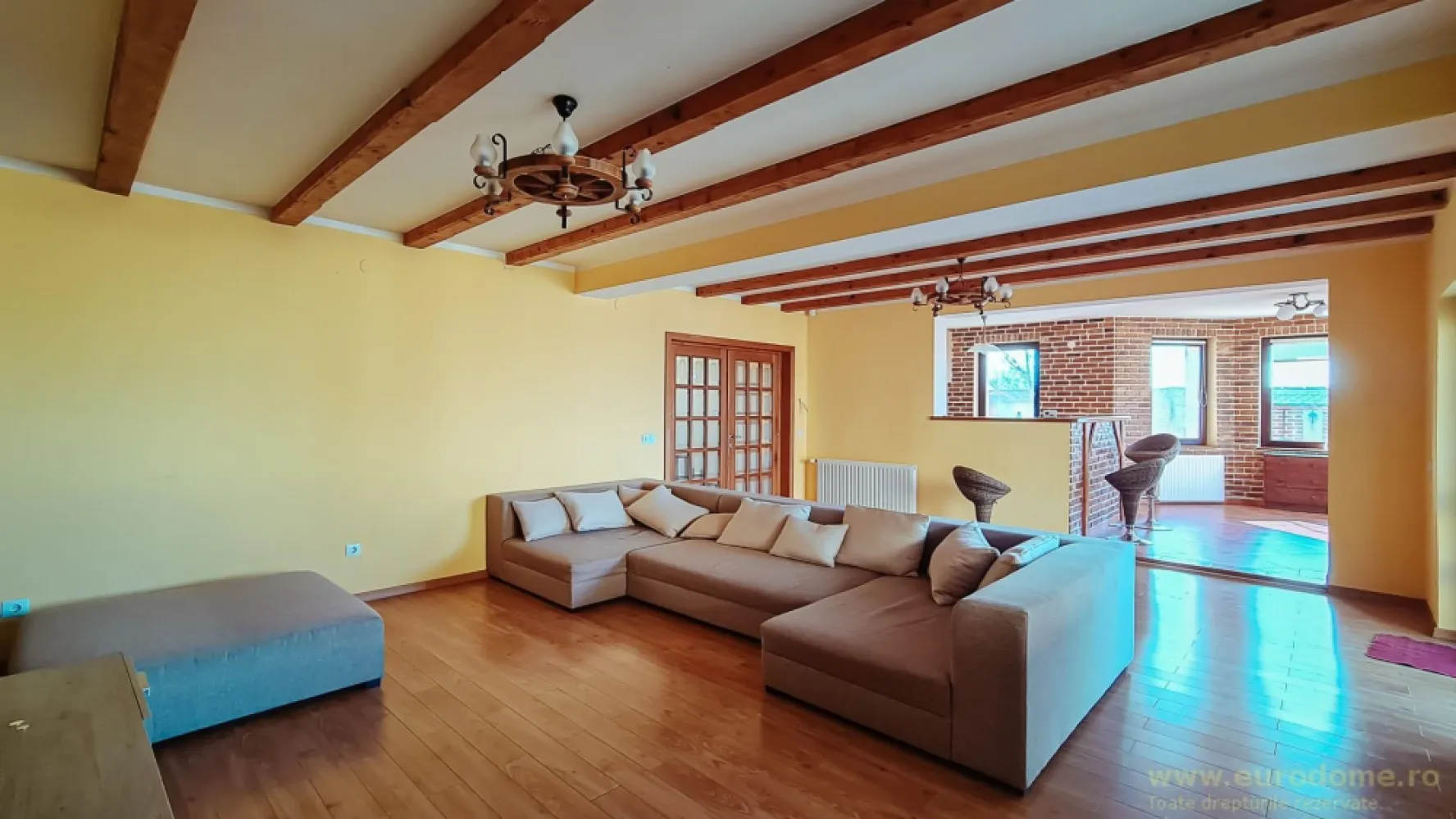 Casă nouă, intrare Stupini - Casa singur in curte, P+E+ M, an constructie 2010, insorita, vedere pe 3 parti, centrala termica, aer condiționat, termopan, imbunatatita cu bun gust; suprafata locuibila 250 mp, teren 400 mp, amprenta 140 mp, constructie caramida +beton, finisata total, calitate (piatra, placaje deosebite, fier forjat, usi furnir natural), toate utilitatile- alarma, interfon și saună. Parter: living 35 mp, bucatarie 10 mp, dinning 11 mp, baie,camara, hol, sauna, garaj; Etaj: 4 dormitoare (22, 17, 12 si 11 mp), baie 15 mp, 2 balcoane; Mansarda 35 mp+ spatii depozitare 50 mp(pod)
Casa dispune de o saună nouă.
Se inchiriază pe termen lung, se percepe o garanție în valoare de 2000 euro. Libera din august 2026.