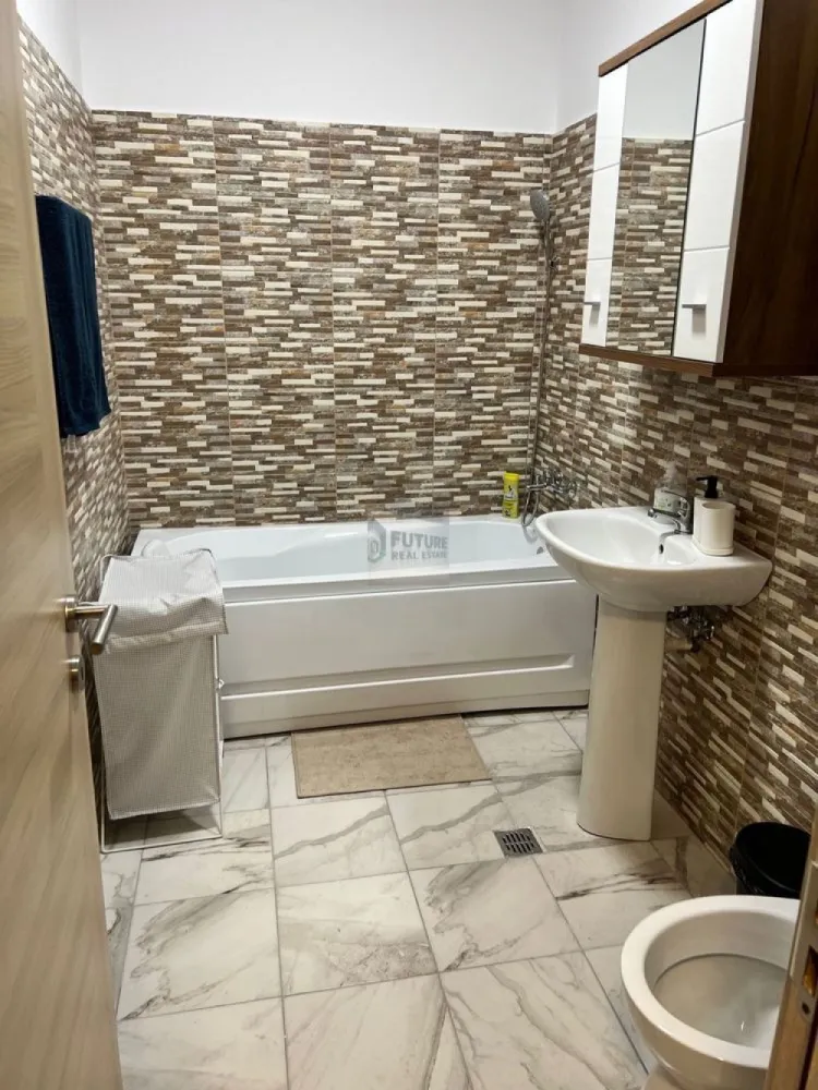 Garsonieră Modernă –| Sector 4 Drumul Jilavei - Vă propunem spre vânzare o garsonieră luminoasă și eficient compartimentată, situată la etajul 1 într-un imobil nou, finalizat în toamna anului 2023. Proprietatea este ideală atât pentru rezidență personală, cât și ca investiție strategică pentru închiriere. 🏠 Detalii Spațiu & Dotări Cu o suprafață de 34 mp, locuința este optimizată pentru confort și funcționalitate: Compartimentare: Cameră spațioasă, bucătărie separată, baie modernă și balcon. Confort termic: Centrală termică proprie și aer condiționat. Stare: Se vinde complet mobilată și utilată, gata pentru mutare imediată. 📍 Localizare & Facilități Amplasarea pe Str. Drumul Jilavei nr. 99 oferă acces facil către punctele de interes majore: Cumpărături: Mega Image și Profi (2 min. mers pe jos), Kaufland și Lidl în proximitate. Transport: Stație de autobuz la 1 min (linii: 125, 141, 220, 232, 241, 312, 313, N105) – conexiuni directe către Univ. Spiru Haret și Bd. Metalurgiei. Metrou: Stația Apărătorii Patriei la aproximativ 10 minute de mers pe jos. 💰 Condiții de Vânzare Preț: 68.999 € (ușor negociabil) #ImobiliareBucuresti #GarsonieraDeVanzare #Sector4 #ApartamentNou #DirectProprietar #InvestitieImobiliara #AparatoriiPatriei #DrumulJilavei }}