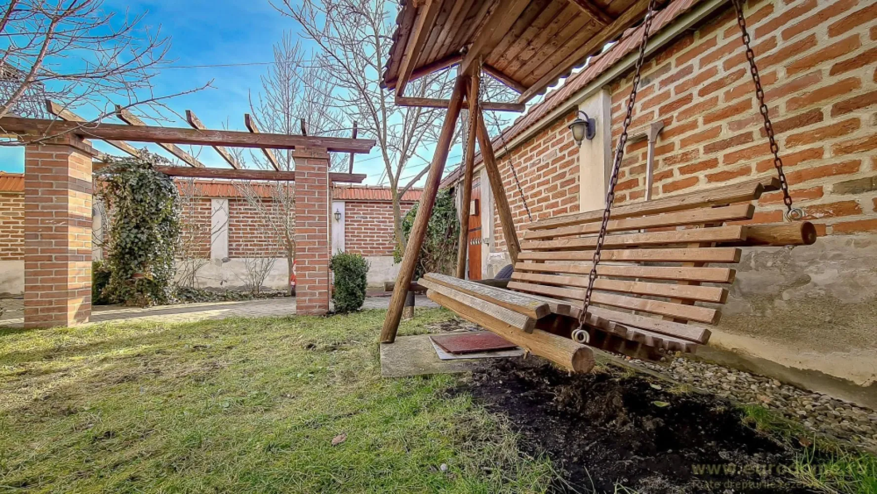 Casă nouă, intrare Stupini