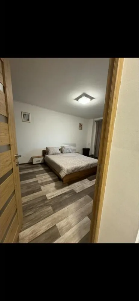 Noua ta „acasă” te așteaptă pe Bulevardul Alexandru Obregia! - Cauți un loc cochet, gata să te muți și fără bătăi de cap cu renovările? Avem exact ce îți trebuie! 🏠 Vindem o garsonieră confort 1, situată chiar pe Bd. Alexandru Obregia, perfectă pentru cineva care pune preț pe confort și liniște. Iată de ce o să-ți placă: ✅ Proaspăt scoasă din cutie: Renovată recent, cu instalații sanitare și electrice noi-nouțe. ✅ Spațiu bine gândit: Este decomandată, are 35 mp și se află la etajul 10, oferindu-ți o priveliște super drăguță asupra zonei. ✅ Complet echipată: Se vinde mobilată și utilată cu tot ce ai nevoie (boiler Ariston Eco, aer condiționat pentru zilele toride, mașină de spălat, frigider și microunde). ✅ Detalii tehnice: Bloc solid din 1978, curat și bine întreținut. Este genul de loc în care vii doar cu hainele și te simți imediat acasă. Ideală atât pentru locuit, cât și pentru o investiție sigură la închiriere! 📈 💰 Preț: 68.500 € Hai să o vezi! Rezerva sau sună pentru o vizionare. ☕ #Berceni #Obregia #GarsonieraDeVanzare #AcasaInBerceni #ImobiliareBucuresti #MutareRapida #InvestitieImobiliara #GarsonieraRenovata #Sector4 #HomeSweetHome }}