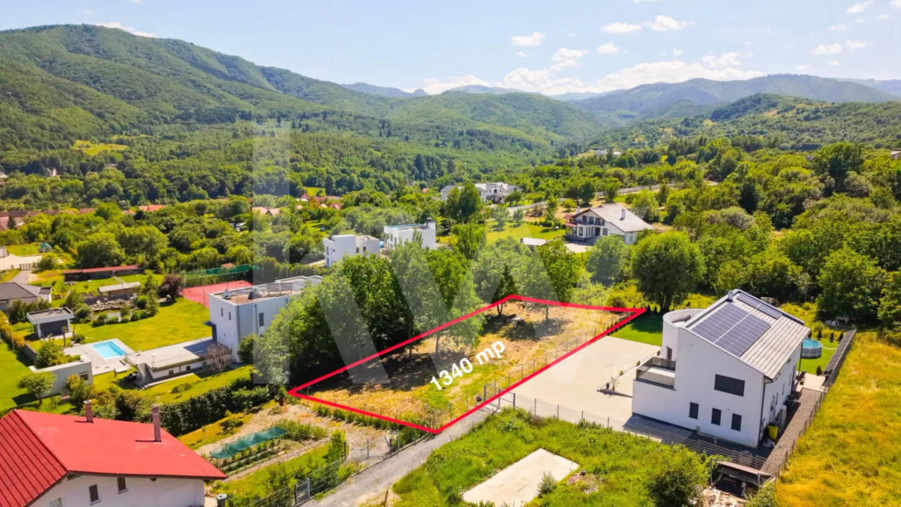 Teren 1340 mp în Cisnădioara – Cu Vedere la Cetatea Medievală și Munții Făgăraș - Imaginează-ți cum te trezești în fiecare dimineață cu Munții Făgăraș la orizont și cu o cetate medievală de peste 800 de ani veghind dealul din fața ta. Acest teren de 1340 mp, situat în Cisnădioara — una dintre cele mai pitorești și autentice localități din Mărginimea Sibiului — îți oferă exact această priveliște, în fiecare zi.
De pe parcelă se vede direct Cetatea Cisnădioarei, una dintre cele mai vechi și mai bine conservate biserici fortificate din Transilvania, ridicată în stil romanic la finalul secolului al XII-lea. Pe lângă valoarea istorică, dealul cetății oferă o panoramă spectaculoasă spre Munții Cibinului și culmile Făgărașului — exact priveliștea de care te vei bucura și tu, direct din curtea casei tale.
Caracteristicile terenului:
Cu o formă dreptunghiulară și acces printr-o stradă privată, terenul este intravilan, cu destinație pentru construcția unei case, vile sau pensiuni — liniște și intimitate garantate, fără vecini gălăgioși sau trafic. Beneficiezi deja de apă curentă direct pe parcelă, un avantaj important pentru orice proiect de construcție. Infrastructura este pregătită pentru dezvoltare: există deja o conductă de canalizare de 65 mm pe teren, fiind necesară doar montarea unei mini-stații de pompare pentru racordarea completă. Gazul și curentul electric sunt prezente în apropiere, cu posibilitate de extindere — îți poți planifica racordările exact după nevoile proiectului tău.
De ce Cisnădioara?
Pentru cei din București care își doresc o evadare reală din agitația capitalei, Cisnădioara este alegerea perfectă: un sat sătesc cu sute de ani de istorie, la doar 10 km de Sibiu și 17 km de Aeroportul Internațional Sibiu (zboruri directe din București). Te bucuri de liniștea muntelui, de trasee de drumeție și ciclism la doar câteva sute de metri de poartă, dar ai la îndemână tot ce oferă un oraș cultural important — restaurante, magazine, evenimente, școli.
Fie că vrei o casă de vacanță în care să te retragi din weekend în weekend, o reședință permanentă într-un decor de poveste, sau o investiție inteligentă într-o zonă cu potențial turistic în continuă creștere, acest teren are toate ingredientele unei povești de viață frumoase.
Preț: 139.900 euro, negociabil.
Locurile cu o astfel de poveste și priveliște nu apar des pe piață. Programează o vizionare și descoperă personal frumusețea acestui loc.
 Contact: 0790823369

