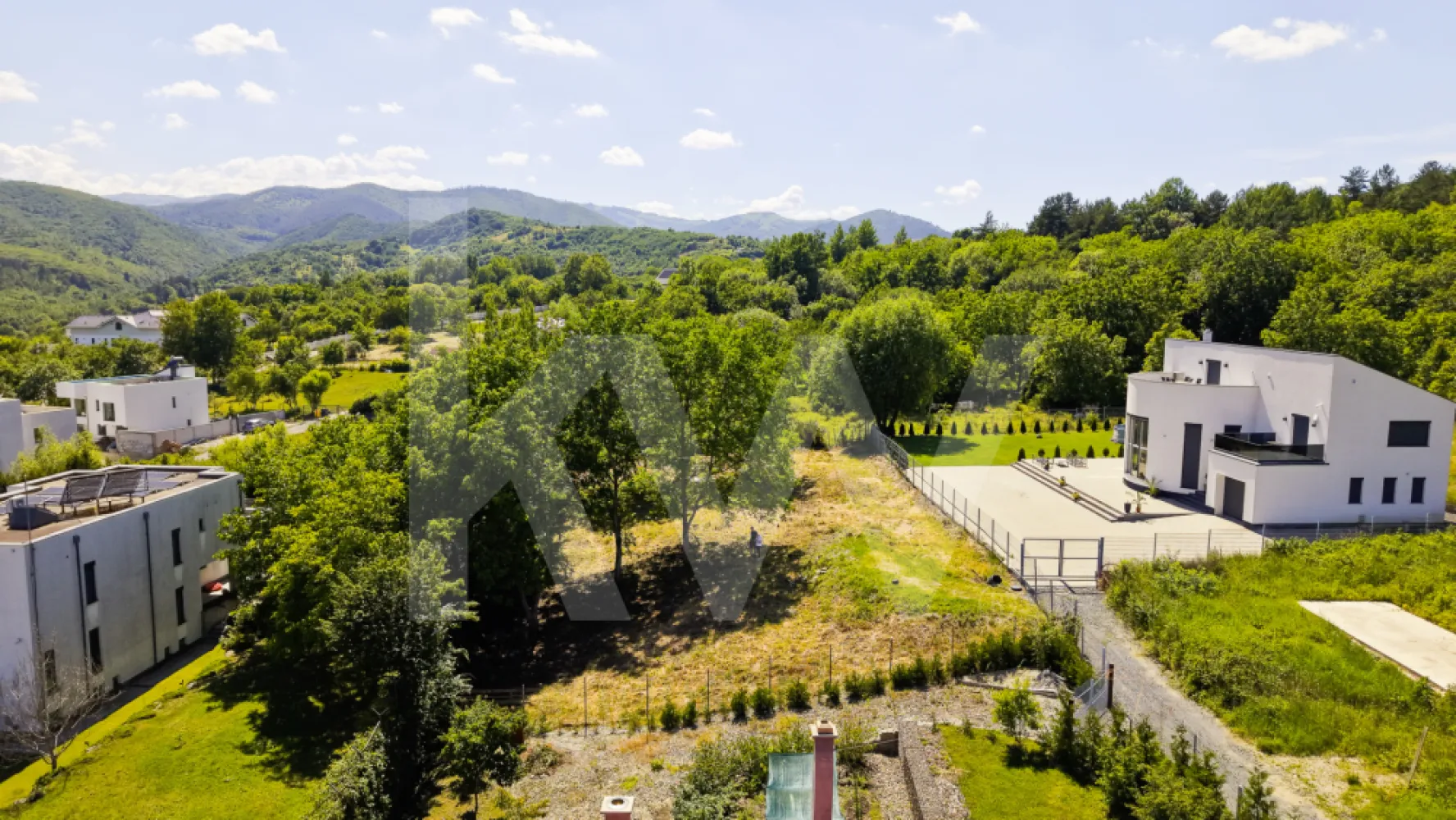 Teren 1340 mp în Cisnădioara – Cu Vedere la Cetatea Medievală și Munții Făgăraș - Imaginează-ți cum te trezești în fiecare dimineață cu Munții Făgăraș la orizont și cu o cetate medievală de peste 800 de ani veghind dealul din fața ta. Acest teren de 1340 mp, situat în Cisnădioara — una dintre cele mai pitorești și autentice localități din Mărginimea Sibiului — îți oferă exact această priveliște, în fiecare zi.
De pe parcelă se vede direct Cetatea Cisnădioarei, una dintre cele mai vechi și mai bine conservate biserici fortificate din Transilvania, ridicată în stil romanic la finalul secolului al XII-lea. Pe lângă valoarea istorică, dealul cetății oferă o panoramă spectaculoasă spre Munții Cibinului și culmile Făgărașului — exact priveliștea de care te vei bucura și tu, direct din curtea casei tale.
Caracteristicile terenului:
Cu o formă dreptunghiulară și acces printr-o stradă privată, terenul este intravilan, cu destinație pentru construcția unei case, vile sau pensiuni — liniște și intimitate garantate, fără vecini gălăgioși sau trafic. Beneficiezi deja de apă curentă direct pe parcelă, un avantaj important pentru orice proiect de construcție. Infrastructura este pregătită pentru dezvoltare: există deja o conductă de canalizare de 65 mm pe teren, fiind necesară doar montarea unei mini-stații de pompare pentru racordarea completă. Gazul și curentul electric sunt prezente în apropiere, cu posibilitate de extindere — îți poți planifica racordările exact după nevoile proiectului tău.
De ce Cisnădioara?
Pentru cei din București care își doresc o evadare reală din agitația capitalei, Cisnădioara este alegerea perfectă: un sat sătesc cu sute de ani de istorie, la doar 10 km de Sibiu și 17 km de Aeroportul Internațional Sibiu (zboruri directe din București). Te bucuri de liniștea muntelui, de trasee de drumeție și ciclism la doar câteva sute de metri de poartă, dar ai la îndemână tot ce oferă un oraș cultural important — restaurante, magazine, evenimente, școli.
Fie că vrei o casă de vacanță în care să te retragi din weekend în weekend, o reședință permanentă într-un decor de poveste, sau o investiție inteligentă într-o zonă cu potențial turistic în continuă creștere, acest teren are toate ingredientele unei povești de viață frumoase.
Preț: 139.900 euro, negociabil.
Locurile cu o astfel de poveste și priveliște nu apar des pe piață. Programează o vizionare și descoperă personal frumusețea acestui loc.
 Contact: 0790823369

