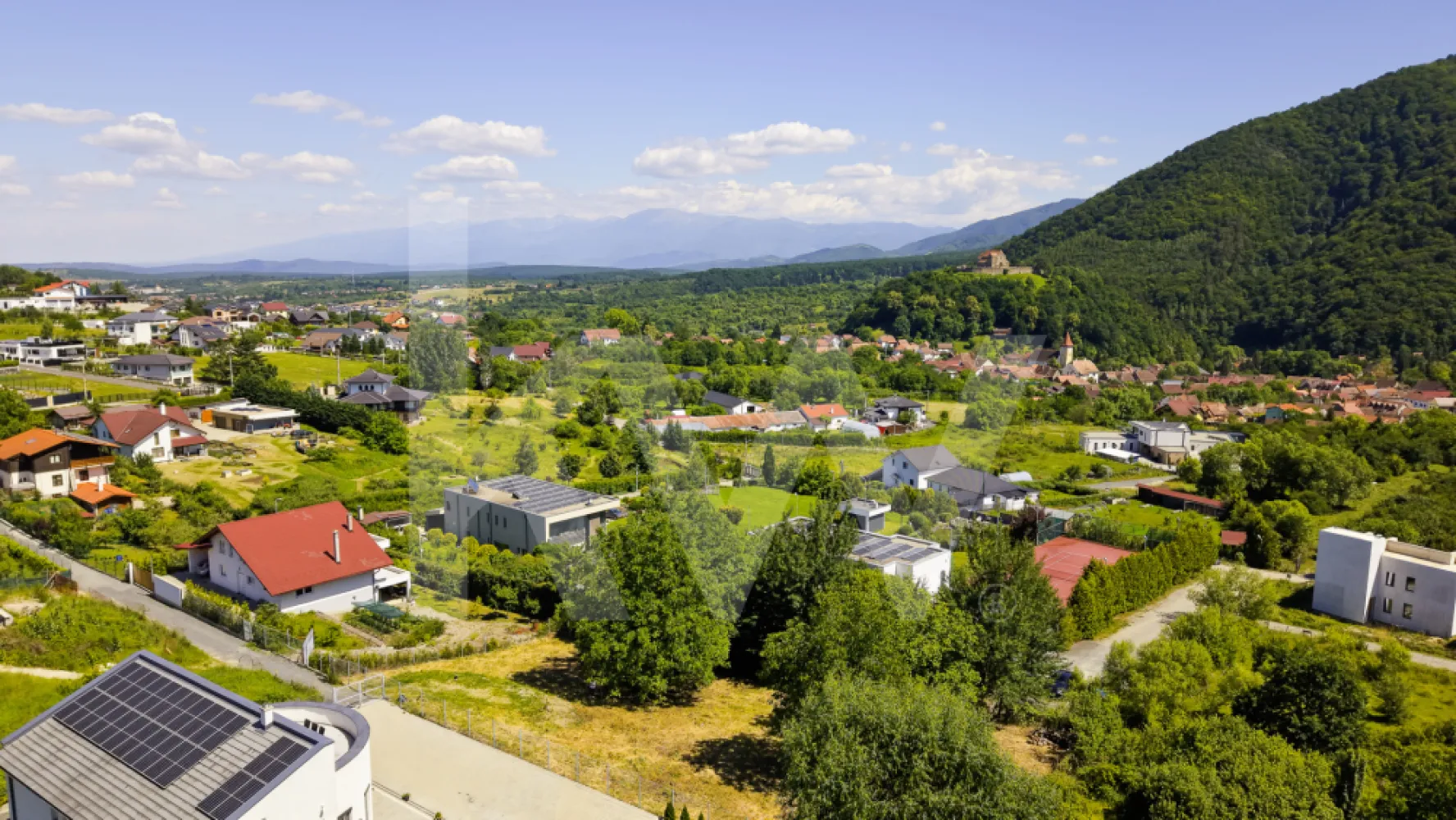 Teren 1340 mp în Cisnădioara – Cu Vedere la Cetatea Medievală și Munții Făgăraș - Imaginează-ți cum te trezești în fiecare dimineață cu Munții Făgăraș la orizont și cu o cetate medievală de peste 800 de ani veghind dealul din fața ta. Acest teren de 1340 mp, situat în Cisnădioara — una dintre cele mai pitorești și autentice localități din Mărginimea Sibiului — îți oferă exact această priveliște, în fiecare zi.
De pe parcelă se vede direct Cetatea Cisnădioarei, una dintre cele mai vechi și mai bine conservate biserici fortificate din Transilvania, ridicată în stil romanic la finalul secolului al XII-lea. Pe lângă valoarea istorică, dealul cetății oferă o panoramă spectaculoasă spre Munții Cibinului și culmile Făgărașului — exact priveliștea de care te vei bucura și tu, direct din curtea casei tale.
Caracteristicile terenului:
Cu o formă dreptunghiulară și acces printr-o stradă privată, terenul este intravilan, cu destinație pentru construcția unei case, vile sau pensiuni — liniște și intimitate garantate, fără vecini gălăgioși sau trafic. Beneficiezi deja de apă curentă direct pe parcelă, un avantaj important pentru orice proiect de construcție. Infrastructura este pregătită pentru dezvoltare: există deja o conductă de canalizare de 65 mm pe teren, fiind necesară doar montarea unei mini-stații de pompare pentru racordarea completă. Gazul și curentul electric sunt prezente în apropiere, cu posibilitate de extindere — îți poți planifica racordările exact după nevoile proiectului tău.
De ce Cisnădioara?
Pentru cei din București care își doresc o evadare reală din agitația capitalei, Cisnădioara este alegerea perfectă: un sat sătesc cu sute de ani de istorie, la doar 10 km de Sibiu și 17 km de Aeroportul Internațional Sibiu (zboruri directe din București). Te bucuri de liniștea muntelui, de trasee de drumeție și ciclism la doar câteva sute de metri de poartă, dar ai la îndemână tot ce oferă un oraș cultural important — restaurante, magazine, evenimente, școli.
Fie că vrei o casă de vacanță în care să te retragi din weekend în weekend, o reședință permanentă într-un decor de poveste, sau o investiție inteligentă într-o zonă cu potențial turistic în continuă creștere, acest teren are toate ingredientele unei povești de viață frumoase.
Preț: 139.900 euro, negociabil.
Locurile cu o astfel de poveste și priveliște nu apar des pe piață. Programează o vizionare și descoperă personal frumusețea acestui loc.
 Contact: 0790823369

