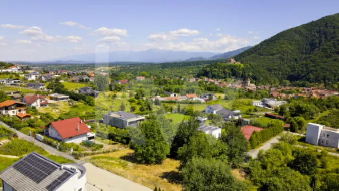 Teren 1340 mp în Cisnădioara – Cu Vedere la Cetatea Medievală și Munții Făgăraș
