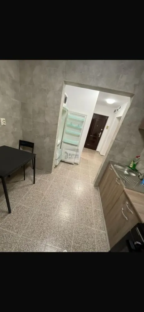 Noua ta „acasă” te așteaptă pe Bulevardul Alexandru Obregia! - Cauți un loc cochet, gata să te muți și fără bătăi de cap cu renovările? Avem exact ce îți trebuie! 🏠 Vindem o garsonieră confort 1, situată chiar pe Bd. Alexandru Obregia, perfectă pentru cineva care pune preț pe confort și liniște. Iată de ce o să-ți placă: ✅ Proaspăt scoasă din cutie: Renovată recent, cu instalații sanitare și electrice noi-nouțe. ✅ Spațiu bine gândit: Este decomandată, are 35 mp și se află la etajul 10, oferindu-ți o priveliște super drăguță asupra zonei. ✅ Complet echipată: Se vinde mobilată și utilată cu tot ce ai nevoie (boiler Ariston Eco, aer condiționat pentru zilele toride, mașină de spălat, frigider și microunde). ✅ Detalii tehnice: Bloc solid din 1978, curat și bine întreținut. Este genul de loc în care vii doar cu hainele și te simți imediat acasă. Ideală atât pentru locuit, cât și pentru o investiție sigură la închiriere! 📈 💰 Preț: 68.500 € Hai să o vezi! Rezerva sau sună pentru o vizionare. ☕ #Berceni #Obregia #GarsonieraDeVanzare #AcasaInBerceni #ImobiliareBucuresti #MutareRapida #InvestitieImobiliara #GarsonieraRenovata #Sector4 #HomeSweetHome }}