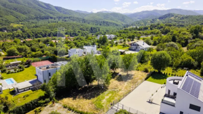Teren 1340 mp în Cisnădioara – Cu Vedere la Cetatea Medievală și Munții Făgăraș