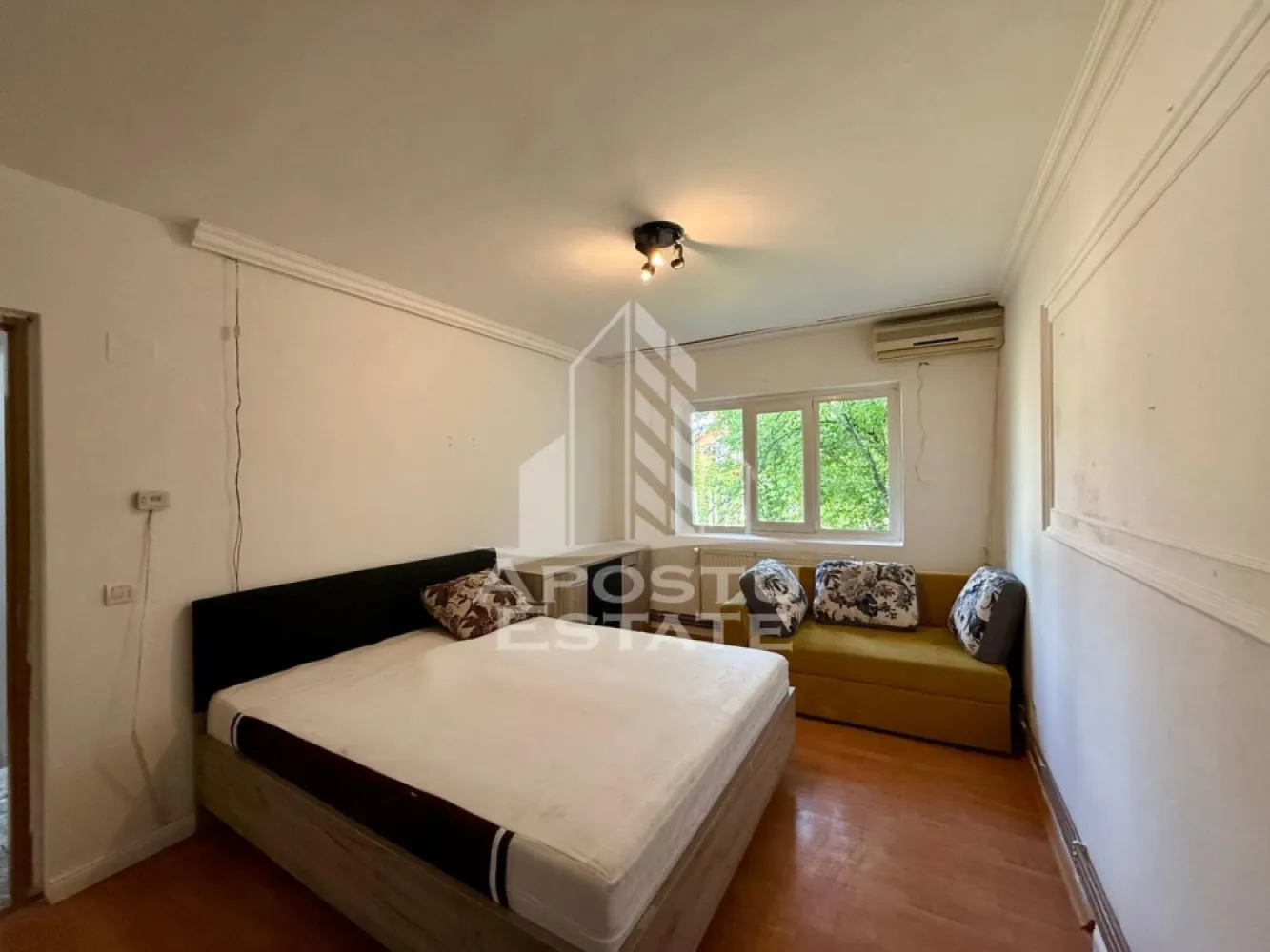Apartament 3 camere de vanzare, zona Lipovei, Timisoara - Agentia imobiliara APOSTU ESTATE va propune spre vanzare un apartament cu 3 camere, decomandat, parter inalt/4, situat in zona Lipovei din Timisoara, judetul Timis.

Apartamentul este amplasat la parterul înalt al unui imobil cu 4 etaje, avem 2 apartamente pe etaj si are o suprafata utila de 56 mp.

Confortul termic se realizeaza prin intermediul centralei proprii pe gaz cu sistem de incalzire prin calorifere.

Compartimentare:

- hol acces spatios

-bucatarie

-camera

-dormitor

- baie cu cada
Proprietatea se vinde cum se vede în imagini, necesita renovare si este o varianta ideala pentru familii, cuplu, investitie.

Vecinatati: Mijloace transport in comun la 5 min de mers pe jos, Scoala generala nr.7 la 4 min de mers cu mașina,,farmacii,banci, Lidl, Pepco, Gym One 6 la 11 minute de mers pe jos,Iulius Mall la 6 minute cu masina, Centrul orasului la 10 minute cu masina.

Agentia imobiliara Apostu Estate va ofera consultanta bancara gratuita prin intermediul colaboratorilor nostri pentru alegerea celui mai potrivit tip de credit, astfel incat tu sa devi noul proprietar al acestui apartament.
Va asteptam cu drag la o vizionare!
Id Intern:CP3180206