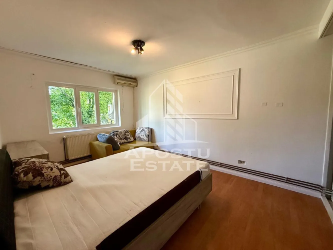 Apartament 3 camere de vanzare, zona Lipovei, Timisoara - Agentia imobiliara APOSTU ESTATE va propune spre vanzare un apartament cu 3 camere, decomandat, parter inalt/4, situat in zona Lipovei din Timisoara, judetul Timis.

Apartamentul este amplasat la parterul înalt al unui imobil cu 4 etaje, avem 2 apartamente pe etaj si are o suprafata utila de 56 mp.

Confortul termic se realizeaza prin intermediul centralei proprii pe gaz cu sistem de incalzire prin calorifere.

Compartimentare:

- hol acces spatios

-bucatarie

-camera

-dormitor

- baie cu cada
Proprietatea se vinde cum se vede în imagini, necesita renovare si este o varianta ideala pentru familii, cuplu, investitie.

Vecinatati: Mijloace transport in comun la 5 min de mers pe jos, Scoala generala nr.7 la 4 min de mers cu mașina,,farmacii,banci, Lidl, Pepco, Gym One 6 la 11 minute de mers pe jos,Iulius Mall la 6 minute cu masina, Centrul orasului la 10 minute cu masina.

Agentia imobiliara Apostu Estate va ofera consultanta bancara gratuita prin intermediul colaboratorilor nostri pentru alegerea celui mai potrivit tip de credit, astfel incat tu sa devi noul proprietar al acestui apartament.
Va asteptam cu drag la o vizionare!
Id Intern:CP3180206