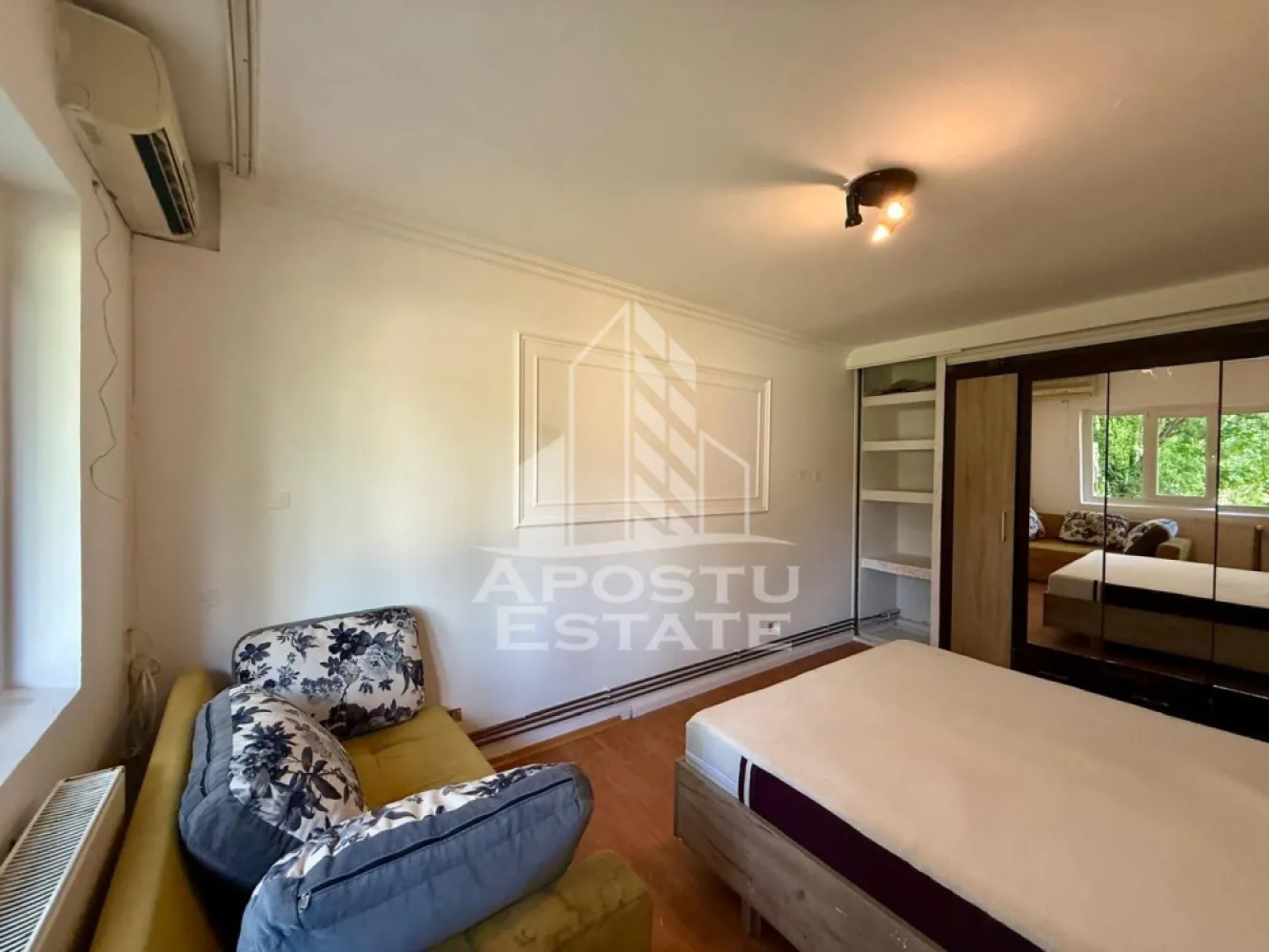 Apartament 3 camere de vanzare, zona Lipovei, Timisoara - Agentia imobiliara APOSTU ESTATE va propune spre vanzare un apartament cu 3 camere, decomandat, parter inalt/4, situat in zona Lipovei din Timisoara, judetul Timis.

Apartamentul este amplasat la parterul înalt al unui imobil cu 4 etaje, avem 2 apartamente pe etaj si are o suprafata utila de 56 mp.

Confortul termic se realizeaza prin intermediul centralei proprii pe gaz cu sistem de incalzire prin calorifere.

Compartimentare:

- hol acces spatios

-bucatarie

-camera

-dormitor

- baie cu cada
Proprietatea se vinde cum se vede în imagini, necesita renovare si este o varianta ideala pentru familii, cuplu, investitie.

Vecinatati: Mijloace transport in comun la 5 min de mers pe jos, Scoala generala nr.7 la 4 min de mers cu mașina,,farmacii,banci, Lidl, Pepco, Gym One 6 la 11 minute de mers pe jos,Iulius Mall la 6 minute cu masina, Centrul orasului la 10 minute cu masina.

Agentia imobiliara Apostu Estate va ofera consultanta bancara gratuita prin intermediul colaboratorilor nostri pentru alegerea celui mai potrivit tip de credit, astfel incat tu sa devi noul proprietar al acestui apartament.
Va asteptam cu drag la o vizionare!
Id Intern:CP3180206