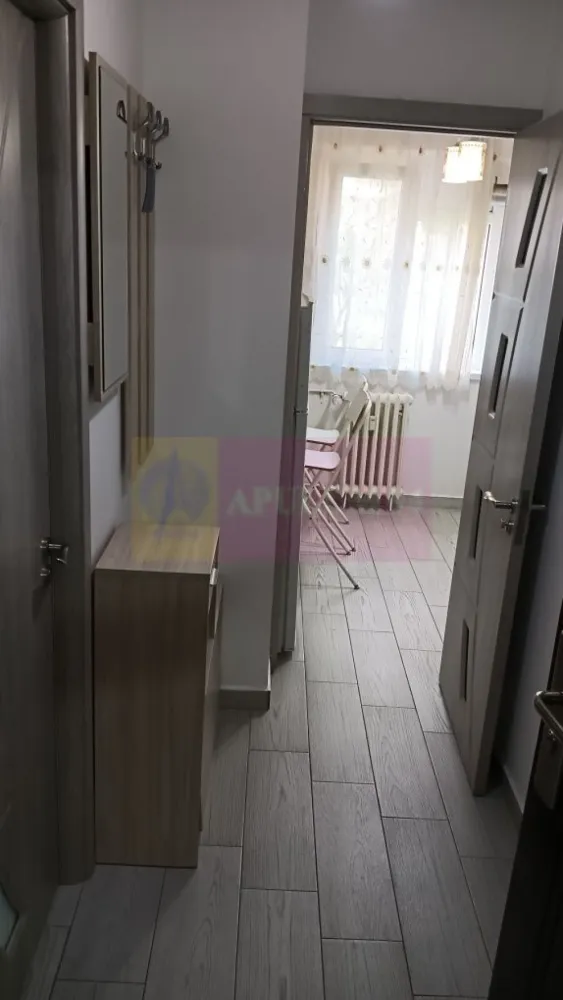 Garsoniera decomandata Nicolae Grigorescu - Agenia Imobiliara Apulum 94, va propune spre vanzare
Garsoniera decomandata,cu o suprafata de 27 m2,situata la etajul 3/10, pozitionata in spatele pietei Salajan ,intr-un bloc mixt,reabilitat termic,constructie 1975, clasa energetica B,costuri de intretinere foarte mici.

Locuinta se afla într-o zona linistita,verde cu acces rapid la parcul IOR, metrou Nicolae Grigorescu,tramvai, autobuze si zone comerciale (supermarketuri,piata,banci,farmacii)

Stare interior: renovata complet (inclusiv instalatiile electrice si sanitare)
-Bucatarie spatioasa cu toate dotarile necesare (mobila,aragaz,hota,frigider, cuptor cu microunde)
-Camera luminoasa si mobilata,aer conditionat (Gree)
-Baie cu dus modern pentru un confort sporit,masina de spalat

Distanta de parcurs, pe jos, pana la statia de metrou Nicolae Grigorescu este de 5 minute