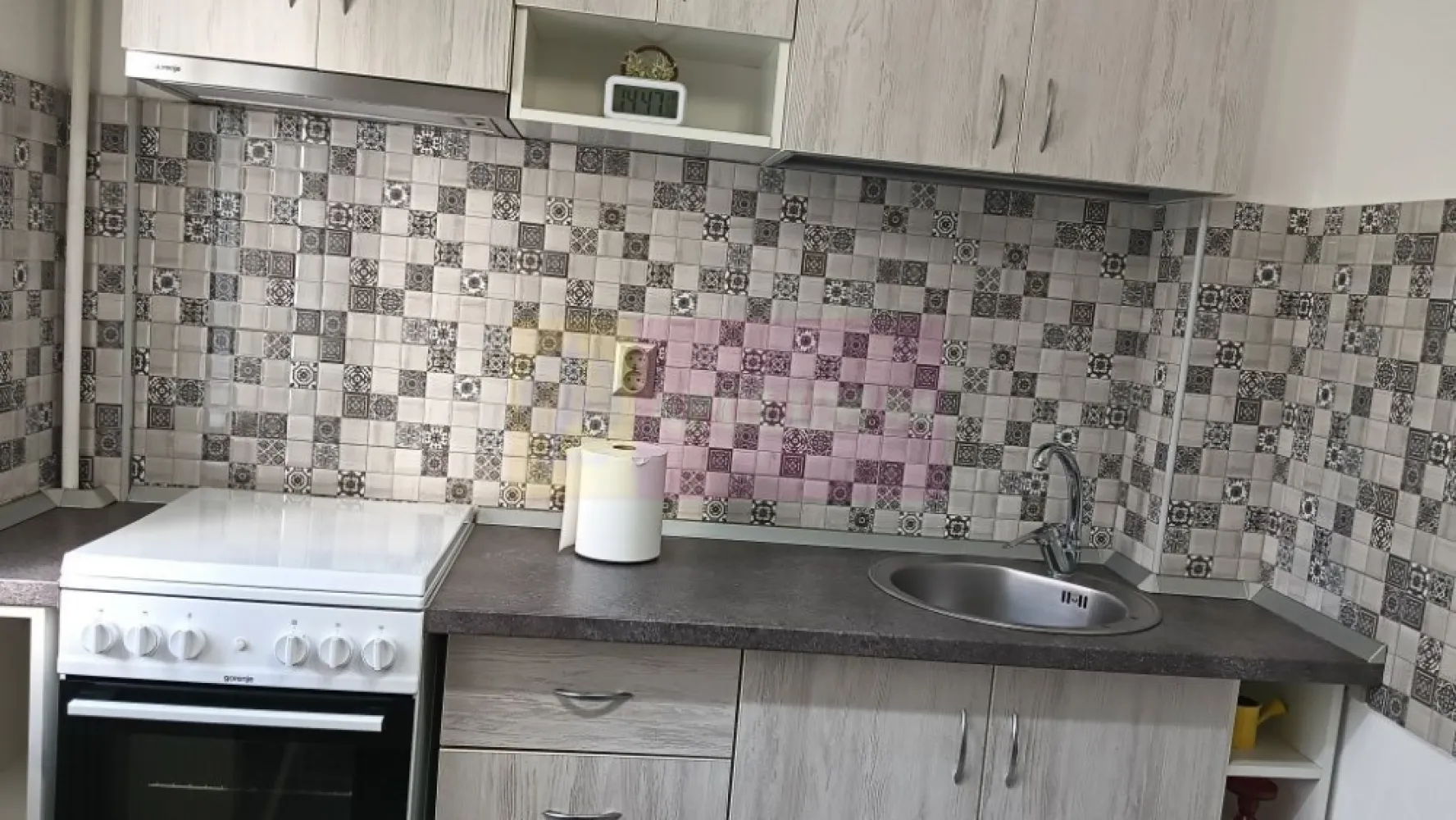 Garsoniera decomandata Nicolae Grigorescu - Agenia Imobiliara Apulum 94, va propune spre vanzare
Garsoniera decomandata,cu o suprafata de 27 m2,situata la etajul 3/10, pozitionata in spatele pietei Salajan ,intr-un bloc mixt,reabilitat termic,constructie 1975, clasa energetica B,costuri de intretinere foarte mici.

Locuinta se afla într-o zona linistita,verde cu acces rapid la parcul IOR, metrou Nicolae Grigorescu,tramvai, autobuze si zone comerciale (supermarketuri,piata,banci,farmacii)

Stare interior: renovata complet (inclusiv instalatiile electrice si sanitare)
-Bucatarie spatioasa cu toate dotarile necesare (mobila,aragaz,hota,frigider, cuptor cu microunde)
-Camera luminoasa si mobilata,aer conditionat (Gree)
-Baie cu dus modern pentru un confort sporit,masina de spalat

Distanta de parcurs, pe jos, pana la statia de metrou Nicolae Grigorescu este de 5 minute