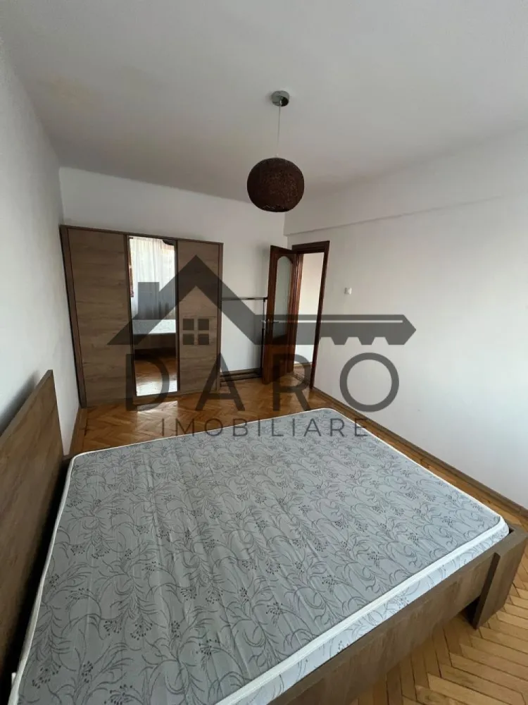 De inchiriat apartament 2 camere in centru - De inchiriat apartament in centrul orasului, recent renovat in stare excelenta. Complet mobilat si echipat (masina de spalat, aspirator, cuptor cu microunde). Disponibil din 1 iulie. Centrala, geamuri termopane, balcon.