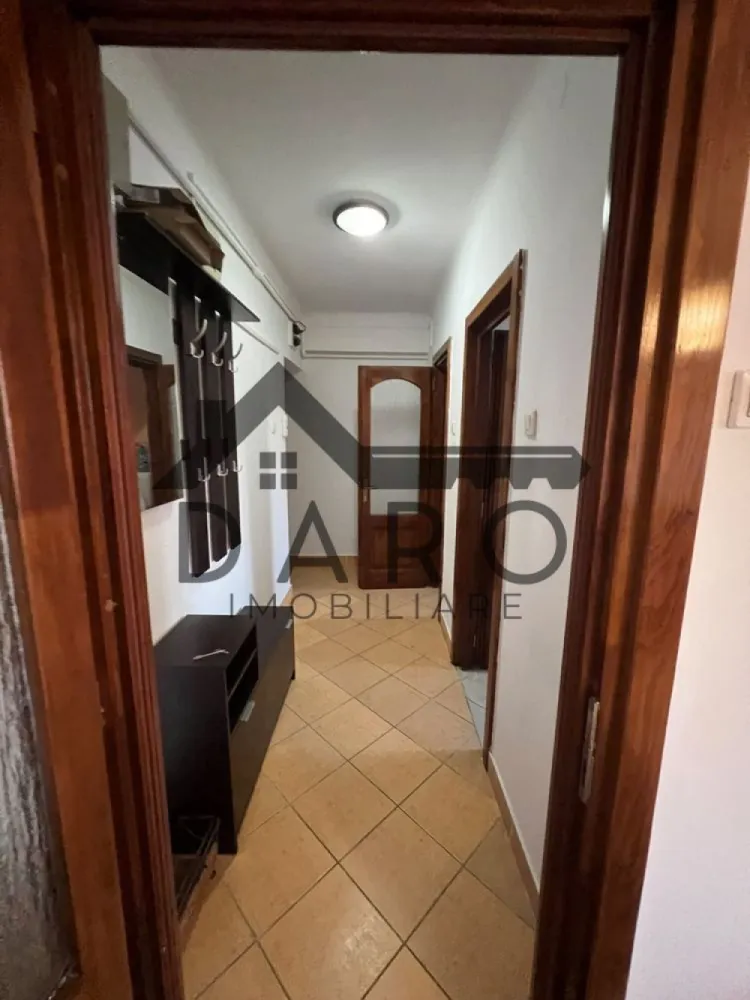De inchiriat apartament 2 camere in centru - De inchiriat apartament in centrul orasului, recent renovat in stare excelenta. Complet mobilat si echipat (masina de spalat, aspirator, cuptor cu microunde). Disponibil din 1 iulie. Centrala, geamuri termopane, balcon.