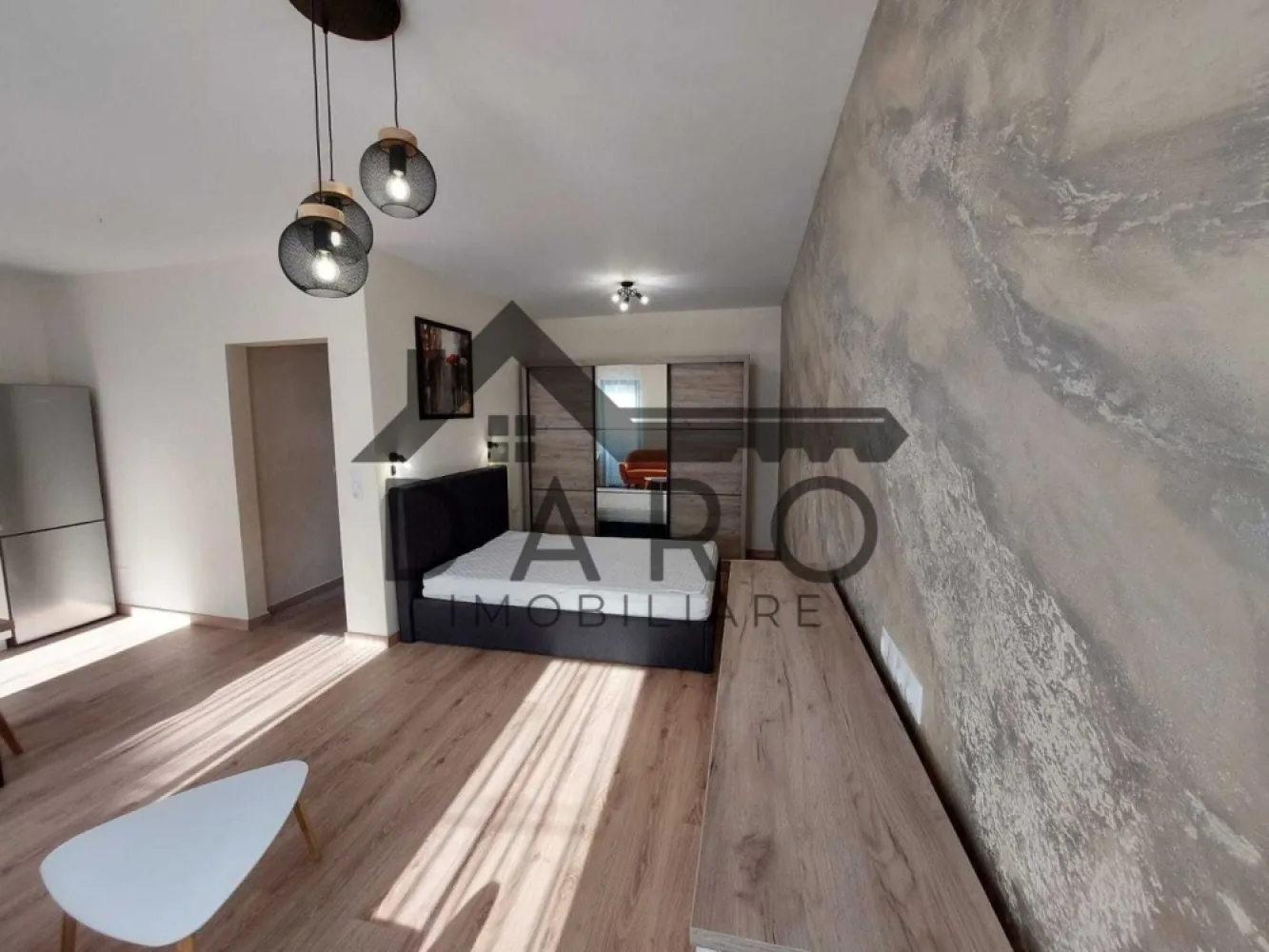 Inchiriez studio in centru, bloc nou, modern amenajat - Proprietar, inchiriez pe termen lung, apartament cu 1 camera in centrul orasului Targu Mures, Str Mihai Eminescu nr 2-4, v-a-v de Clinica Procardia. 
Este situat intr-un bloc nou, recent dat in folosinta, la 3 min de mers pe jos de P-ta Trandafirilor si Cetate.
Apartamentul este la a doua inchiriere, finisat modern, complet mobilat cu mobila noua si de calitate si complet utilat: cuptor electric, plita pe inductie, masina de spalat vase, masina de spalat rufe, frigider, televizor, centrala termica proprie cu caldura in pardoseala dus walk in. 
Loc de parcare disponibil pe strada, se achita abonament anual la primarie, aprox 500 lei / an.