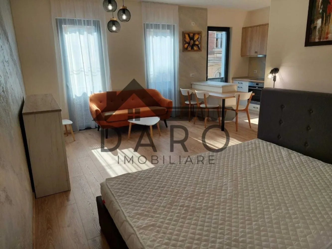 Inchiriez studio in centru, bloc nou, modern amenajat - Proprietar, inchiriez pe termen lung, apartament cu 1 camera in centrul orasului Targu Mures, Str Mihai Eminescu nr 2-4, v-a-v de Clinica Procardia. 
Este situat intr-un bloc nou, recent dat in folosinta, la 3 min de mers pe jos de P-ta Trandafirilor si Cetate.
Apartamentul este la a doua inchiriere, finisat modern, complet mobilat cu mobila noua si de calitate si complet utilat: cuptor electric, plita pe inductie, masina de spalat vase, masina de spalat rufe, frigider, televizor, centrala termica proprie cu caldura in pardoseala dus walk in. 
Loc de parcare disponibil pe strada, se achita abonament anual la primarie, aprox 500 lei / an.