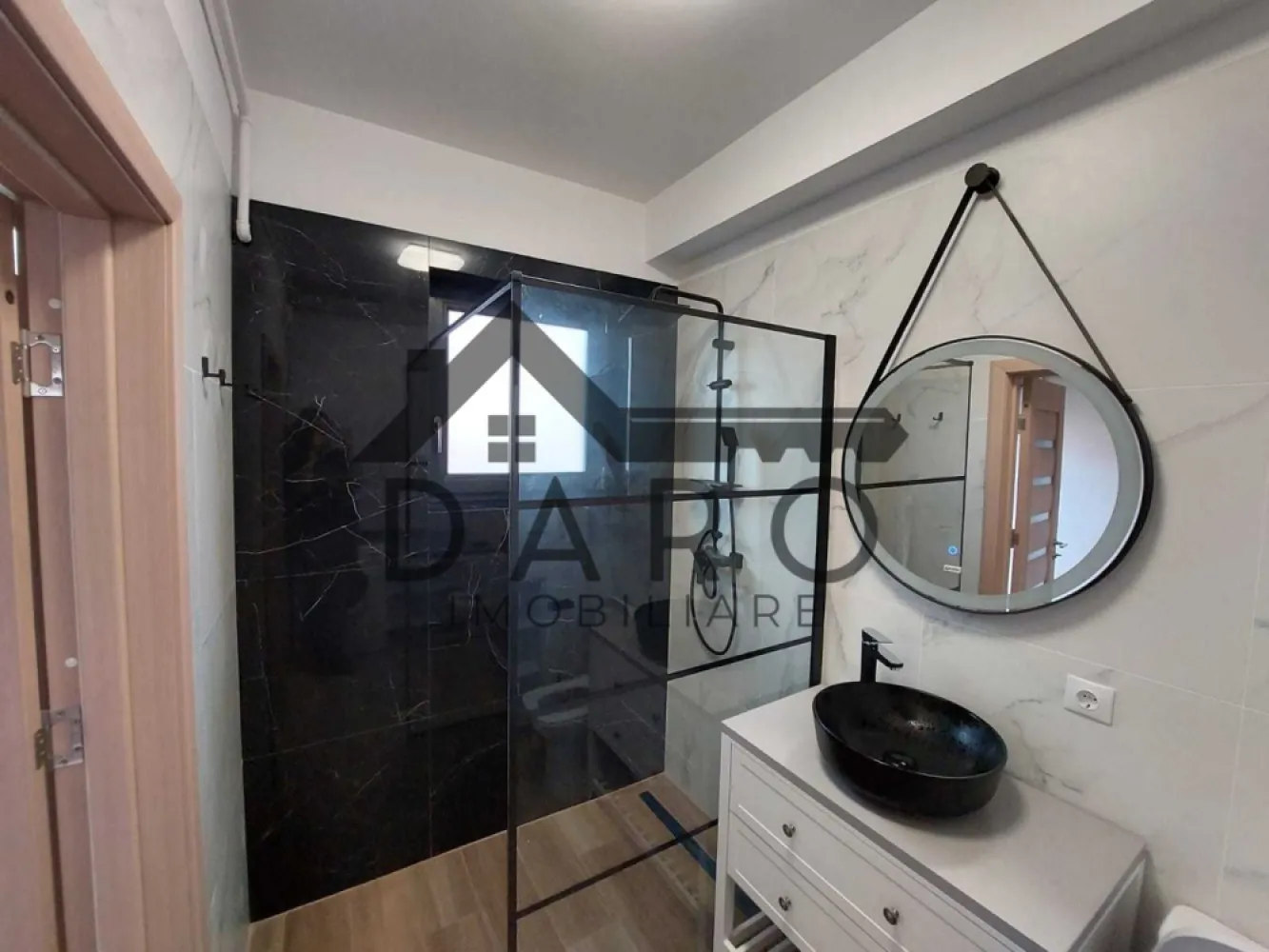 Inchiriez studio in centru, bloc nou, modern amenajat - Proprietar, inchiriez pe termen lung, apartament cu 1 camera in centrul orasului Targu Mures, Str Mihai Eminescu nr 2-4, v-a-v de Clinica Procardia. 
Este situat intr-un bloc nou, recent dat in folosinta, la 3 min de mers pe jos de P-ta Trandafirilor si Cetate.
Apartamentul este la a doua inchiriere, finisat modern, complet mobilat cu mobila noua si de calitate si complet utilat: cuptor electric, plita pe inductie, masina de spalat vase, masina de spalat rufe, frigider, televizor, centrala termica proprie cu caldura in pardoseala dus walk in. 
Loc de parcare disponibil pe strada, se achita abonament anual la primarie, aprox 500 lei / an.