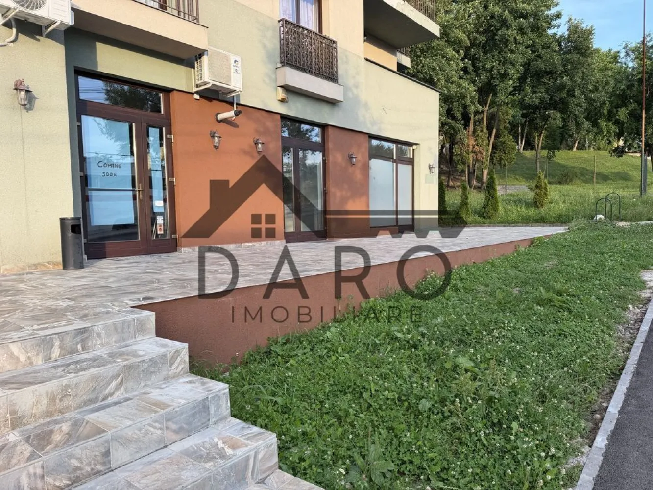 Spațiu comercial de închiriat - Spațiu comercial de închiriat - ideal cabinete medicale - 130 mp - Tudor Vladimirescu
Închiriez spațiu comercial situat la parterul unui bloc, pe Strada Secerii nr. 37, cartierul Tudor Vladimirescu, vizavi de un centru comercial și de clădirea E.ON.
Compartimentare:
 • 1 recepție
 • 5 încăperi
 • 3 grupuri sanitare
 • Suprafață totală: 130 mp
 • Se poate compartimenta ușor în 2 spații comerciale distincte, fiecare cu acces propriu, din două părți diferite ale clădirii
Dotări:
 • Curent electric
 • Gaz
 • Alarmă
 • Aer condiționat
Parcare:
 • 5 locuri de parcare individuale, cu barieră
 • 2 locuri suplimentare chiar în fața spațiului
Spațiul este foarte potrivit pentru cabinete medicale, clinică, centru de recuperare, birouri sau orice altă activitate care necesită mai multe încăperi separate.
Zonă liniștită, cu vizibilitate bună și acces facil.