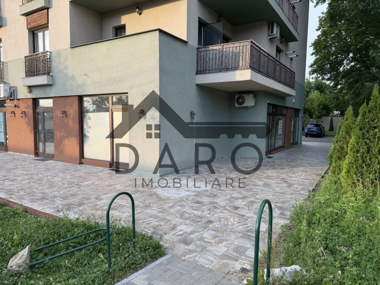 Spațiu comercial de închiriat - Spațiu comercial de închiriat - ideal cabinete medicale - 130 mp - Tudor Vladimirescu
Închiriez spațiu comercial situat la parterul unui bloc, pe Strada Secerii nr. 37, cartierul Tudor Vladimirescu, vizavi de un centru comercial și de clădirea E.ON.
Compartimentare:
 • 1 recepție
 • 5 încăperi
 • 3 grupuri sanitare
 • Suprafață totală: 130 mp
 • Se poate compartimenta ușor în 2 spații comerciale distincte, fiecare cu acces propriu, din două părți diferite ale clădirii
Dotări:
 • Curent electric
 • Gaz
 • Alarmă
 • Aer condiționat
Parcare:
 • 5 locuri de parcare individuale, cu barieră
 • 2 locuri suplimentare chiar în fața spațiului
Spațiul este foarte potrivit pentru cabinete medicale, clinică, centru de recuperare, birouri sau orice altă activitate care necesită mai multe încăperi separate.
Zonă liniștită, cu vizibilitate bună și acces facil.