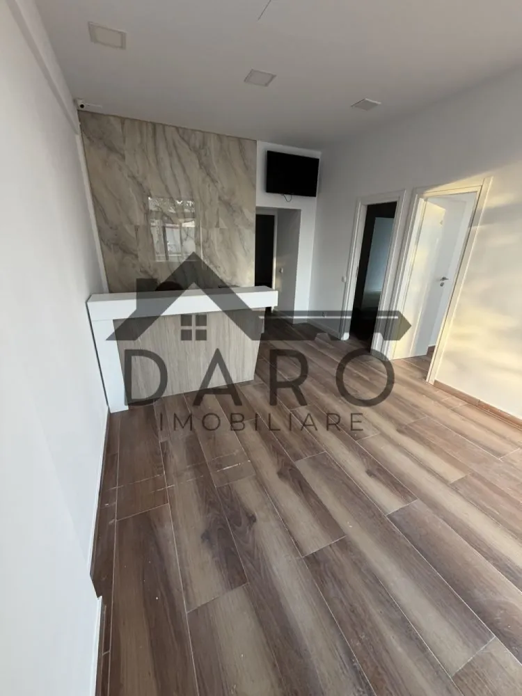 Spațiu comercial de închiriat - Spațiu comercial de închiriat - ideal cabinete medicale - 130 mp - Tudor Vladimirescu
Închiriez spațiu comercial situat la parterul unui bloc, pe Strada Secerii nr. 37, cartierul Tudor Vladimirescu, vizavi de un centru comercial și de clădirea E.ON.
Compartimentare:
 • 1 recepție
 • 5 încăperi
 • 3 grupuri sanitare
 • Suprafață totală: 130 mp
 • Se poate compartimenta ușor în 2 spații comerciale distincte, fiecare cu acces propriu, din două părți diferite ale clădirii
Dotări:
 • Curent electric
 • Gaz
 • Alarmă
 • Aer condiționat
Parcare:
 • 5 locuri de parcare individuale, cu barieră
 • 2 locuri suplimentare chiar în fața spațiului
Spațiul este foarte potrivit pentru cabinete medicale, clinică, centru de recuperare, birouri sau orice altă activitate care necesită mai multe încăperi separate.
Zonă liniștită, cu vizibilitate bună și acces facil.