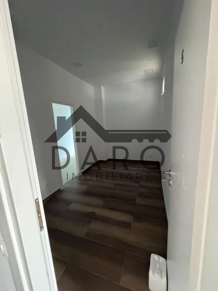 Spațiu comercial de închiriat - Spațiu comercial de închiriat - ideal cabinete medicale - 130 mp - Tudor Vladimirescu
Închiriez spațiu comercial situat la parterul unui bloc, pe Strada Secerii nr. 37, cartierul Tudor Vladimirescu, vizavi de un centru comercial și de clădirea E.ON.
Compartimentare:
 • 1 recepție
 • 5 încăperi
 • 3 grupuri sanitare
 • Suprafață totală: 130 mp
 • Se poate compartimenta ușor în 2 spații comerciale distincte, fiecare cu acces propriu, din două părți diferite ale clădirii
Dotări:
 • Curent electric
 • Gaz
 • Alarmă
 • Aer condiționat
Parcare:
 • 5 locuri de parcare individuale, cu barieră
 • 2 locuri suplimentare chiar în fața spațiului
Spațiul este foarte potrivit pentru cabinete medicale, clinică, centru de recuperare, birouri sau orice altă activitate care necesită mai multe încăperi separate.
Zonă liniștită, cu vizibilitate bună și acces facil.