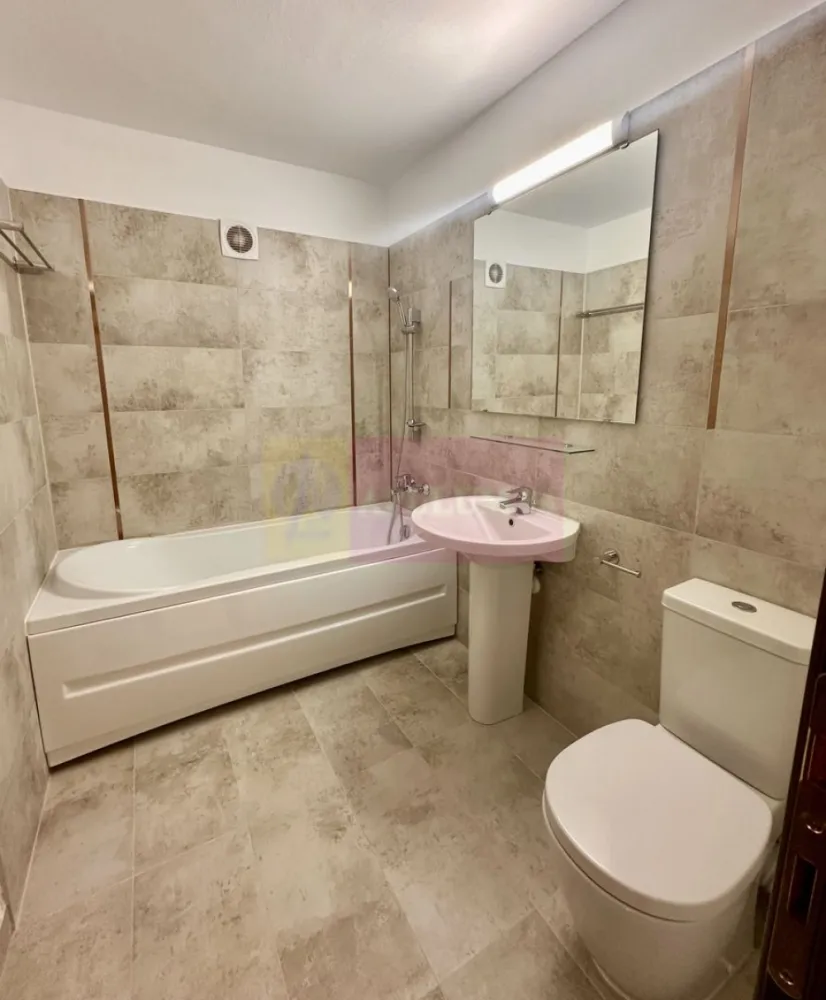 Apartament 4 camere Stefan Cel Mare-Badea Cartan - Compania imobiliara apulum94 va propune spre inchiriere un apartament de 4 camere confort 1 ,semidecomandat, etajul 4/10 situat in zona Stefan Cel Mare-Spitalul Colentina .Apartamentul este nemobilat, proaspat zugravit, usile de interior schimbate si Bucataria mobilata.Poate fi inchiriat pentru locuit dar si ca sediu de firma, propritarul se ocupa de obtinerea acordului de la vecini.
 Conditii la inchiriere: 1 chirie +! 1garantie si contract ANAF .
 Pentru mai multe detalii sau o eventuala vizionare a apartamentului va rog sa ma sunati la numarul deb telefon 0733683454- Dorin Dinu/ Apulum94