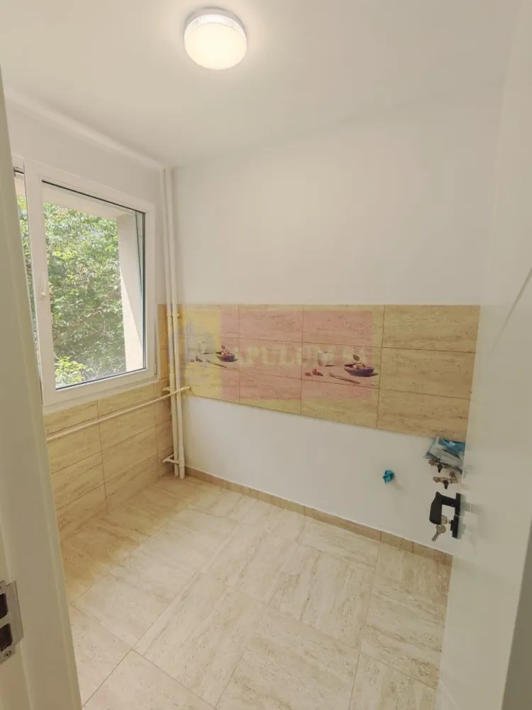 Garsonieră confort 1 Dristor - Agentia Imobiliara Apulum 94
Va propune spre vanzare o garsonieră situată lângă gura de metrou Dristor 2, etaj 2/10, suprafața 31.2 mp. 
Locuința este complet renovată, gresie, faianță,uși schimbate. 
Blocul este curat și civilizat, dispune de paza 24/24, reabilitat termic și fără risc seismic