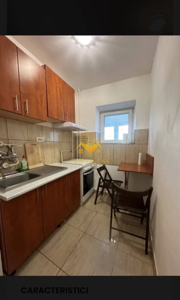 1 camera, Gheorgheni, Facultatea de Drept/Law, Nicolae Titulescu,Profi - GOLDNESS Imobiliare vă propune spre închiriere un apartament cu 1 camere complet mobilat și utilat, la etajul 3 într-un imobil de 4 etaje, în Cartierul Gheorgheni, foarte aproape de Facultatea de drept.
Posibilitatea de parcare în zona la liber.
Se află în apropierea stațiilor de transport în comun, magazine, restaurante, spații verzi, farmacii, etc. 

Apartamentul este compartimentat astfel:
 - camera cu pat matrimonial, dressing, noptiere, birou
 - bucătărie complet utilată și mobilată
 - baie cu cada, calorifer port prosop și dulap pentru depozitare.
 - balcon 3mp.

Imobilul este dotat cu toate cele necesare- termoficare, frigider, aragaz, hotă, mașină de spălat haine, etc. 

Dacă sunteți interesați de acest apartament și doriți să îl vizionați, dar și pentru alte oferte nu ezitați să ne contactați telefonic sau prin e-mail. Vă stăm la dispoziție!
Pentru intermediere se percepe un comision de 50% din prețul chiriei!