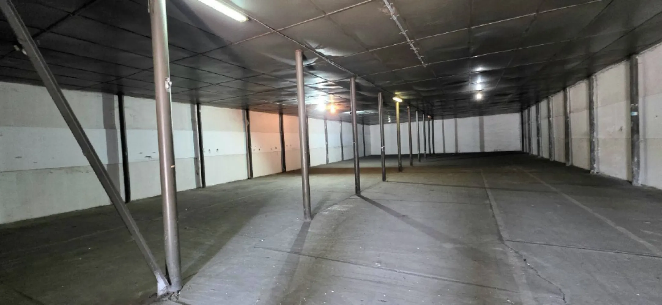 Hală de închiriat Popesti Leordeni – Șoseaua de Centură 550mp - K Imobiliare** propune spre închiriere hală din cărămidă, situată în zona **Șoseaua de Centură – Popesti Leordeni, cu acces facil pentru transport și distribuție.
Detalii proprietate:
* Suprafață utilă: 550 mp**
* 2 usi mari de acces
* Construcție: **cărămidă**
* Înălțime: **4 m**
* Spațiu open space
* Acces facil TIR / utilitare
* Curte pentru manevră / parcare

Localizare excelentă:
* Aproape de centura București
* Acces rapid către oraș și autostrăzi
* Zonă industrială în dezvoltare

 Ideal pentru:

* Depozitare
* Logistică
* Activități de producție ușoară