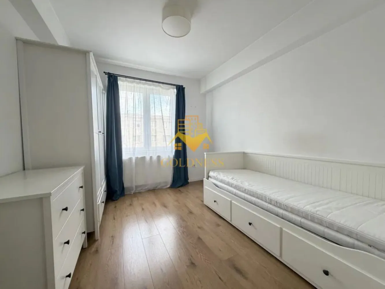 3 camere, modern, Semicentral, Horea Zona Facultatea de Litere - GOLDNESS Imobiliare vă propune spre închiriere un apartament cu 3 camere complet mobilat și utilat, la etajul 4 într-un imobil de 4 etaje, în Zona Centrala.
Se află în apropierea stațiilor de transport în comun, magazine, restaurante, spații verzi, farmacii, etc. 

Apartamentul este compartimentat astfel:
 - dormitor cu pat matrimonial, dressing, noptiere
 - dormitor cu pat matrimonial, dressing, noptiere
 - living cu canapea extensibila, spatiu pentru depozitare, TV, masuta pentru cafea
 - bucatarie complet mobilata, utilata, loc de luat amsa
 - baie cu cabina de dus, calorifer port prosop și dulap pentru depozitare.
 - balcon de 5 mp
Imobilul este dotat cu toate cele necesare- centrală proprie, frigider, aragaz, hotă, mașină de spălat haine, etc. 

Dacă sunteți interesați de acest apartament și doriți să îl vizionați, dar și pentru alte oferte nu ezitați să ne contactați telefonic sau prin e-mail. Vă stăm la dispoziție!
Pentru intermediere se percepe un comision de 50% din prețul chiriei!