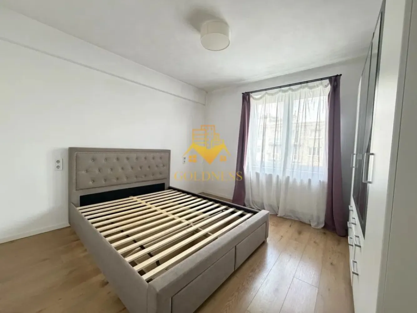 3 camere, modern, Semicentral, Horea Zona Facultatea de Litere - GOLDNESS Imobiliare vă propune spre închiriere un apartament cu 3 camere complet mobilat și utilat, la etajul 4 într-un imobil de 4 etaje, în Zona Centrala.
Se află în apropierea stațiilor de transport în comun, magazine, restaurante, spații verzi, farmacii, etc. 

Apartamentul este compartimentat astfel:
 - dormitor cu pat matrimonial, dressing, noptiere
 - dormitor cu pat matrimonial, dressing, noptiere
 - living cu canapea extensibila, spatiu pentru depozitare, TV, masuta pentru cafea
 - bucatarie complet mobilata, utilata, loc de luat amsa
 - baie cu cabina de dus, calorifer port prosop și dulap pentru depozitare.
 - balcon de 5 mp
Imobilul este dotat cu toate cele necesare- centrală proprie, frigider, aragaz, hotă, mașină de spălat haine, etc. 

Dacă sunteți interesați de acest apartament și doriți să îl vizionați, dar și pentru alte oferte nu ezitați să ne contactați telefonic sau prin e-mail. Vă stăm la dispoziție!
Pentru intermediere se percepe un comision de 50% din prețul chiriei!