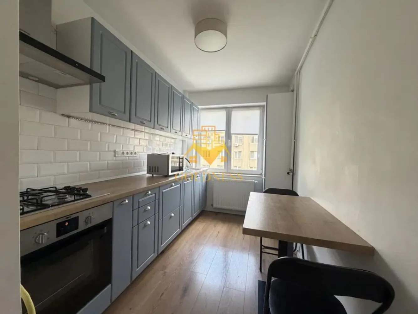 3 camere, modern, Semicentral, Horea Zona Facultatea de Litere - GOLDNESS Imobiliare vă propune spre închiriere un apartament cu 3 camere complet mobilat și utilat, la etajul 4 într-un imobil de 4 etaje, în Zona Centrala.
Se află în apropierea stațiilor de transport în comun, magazine, restaurante, spații verzi, farmacii, etc. 

Apartamentul este compartimentat astfel:
 - dormitor cu pat matrimonial, dressing, noptiere
 - dormitor cu pat matrimonial, dressing, noptiere
 - living cu canapea extensibila, spatiu pentru depozitare, TV, masuta pentru cafea
 - bucatarie complet mobilata, utilata, loc de luat amsa
 - baie cu cabina de dus, calorifer port prosop și dulap pentru depozitare.
 - balcon de 5 mp
Imobilul este dotat cu toate cele necesare- centrală proprie, frigider, aragaz, hotă, mașină de spălat haine, etc. 

Dacă sunteți interesați de acest apartament și doriți să îl vizionați, dar și pentru alte oferte nu ezitați să ne contactați telefonic sau prin e-mail. Vă stăm la dispoziție!
Pentru intermediere se percepe un comision de 50% din prețul chiriei!