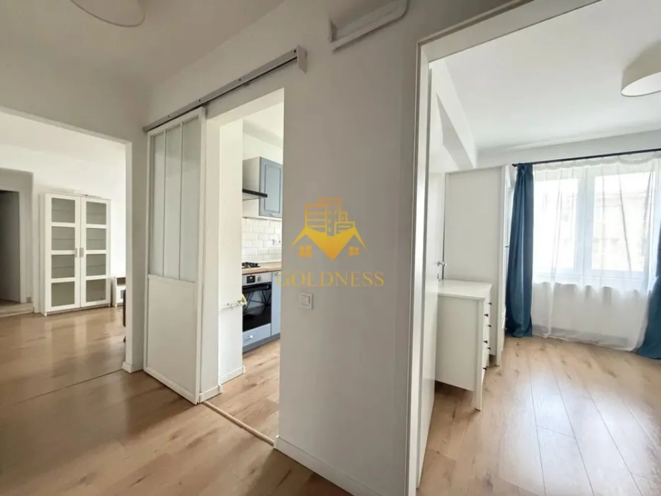 3 camere, modern, Semicentral, Horea Zona Facultatea de Litere - GOLDNESS Imobiliare vă propune spre închiriere un apartament cu 3 camere complet mobilat și utilat, la etajul 4 într-un imobil de 4 etaje, în Zona Centrala.
Se află în apropierea stațiilor de transport în comun, magazine, restaurante, spații verzi, farmacii, etc. 

Apartamentul este compartimentat astfel:
 - dormitor cu pat matrimonial, dressing, noptiere
 - dormitor cu pat matrimonial, dressing, noptiere
 - living cu canapea extensibila, spatiu pentru depozitare, TV, masuta pentru cafea
 - bucatarie complet mobilata, utilata, loc de luat amsa
 - baie cu cabina de dus, calorifer port prosop și dulap pentru depozitare.
 - balcon de 5 mp
Imobilul este dotat cu toate cele necesare- centrală proprie, frigider, aragaz, hotă, mașină de spălat haine, etc. 

Dacă sunteți interesați de acest apartament și doriți să îl vizionați, dar și pentru alte oferte nu ezitați să ne contactați telefonic sau prin e-mail. Vă stăm la dispoziție!
Pentru intermediere se percepe un comision de 50% din prețul chiriei!