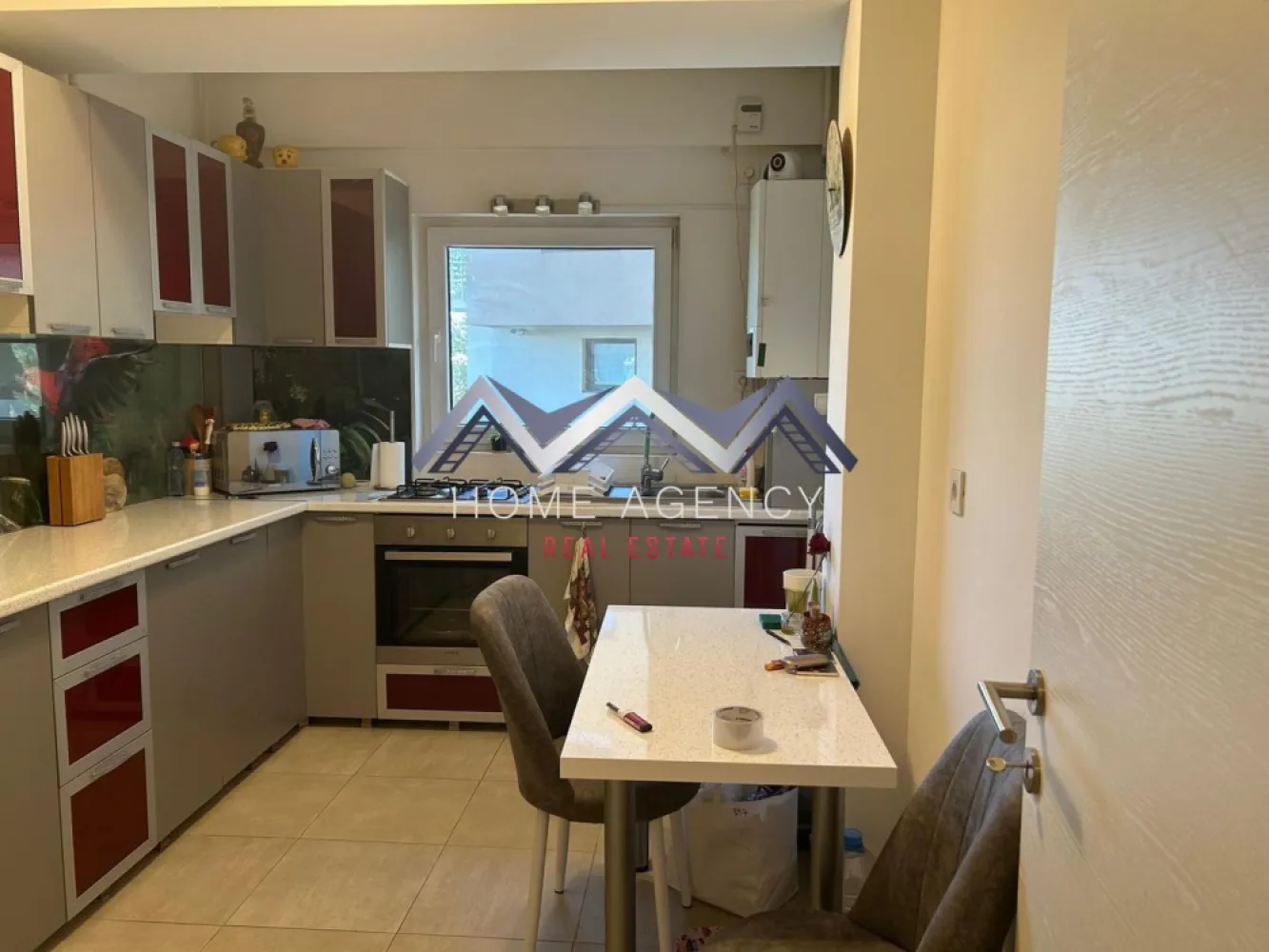 Apartament 3 camere | Toscana Residence - Vă propunem, spre vanzare, un apartament cu 3 camere, decomandat, mobilat și utilat, situat la parter (înalt), într-un bloc nou, cu lift, din Otopeni, cu acces facil către magazine (Lidl și Mega Image la 1 minut de mers pe jos, Penny, restaurante, farmacii, stație de autobuz la 2 minute de mers pe jos, școli/ grădinițe, terenuri de tenis, benzinărie, Aeroport, DN1 etc. Apartamentul este foarte spațios și foarte bine compartimentat, având un living și un hol foarte generos, o bucătărie închisă, două dormitoare și o baie cu cadă cat si balcon. Programează-te acum pentru o vizionare! Dacă aveți o proprietate de vânzare/închiriere sau sunteți interesați de o proprietate aflată în portofoliul agenției noastre, vă rugăm să ne contactați la numărul de telefon din anunț sau pe adresa de email contact@homeagency.ro. }}