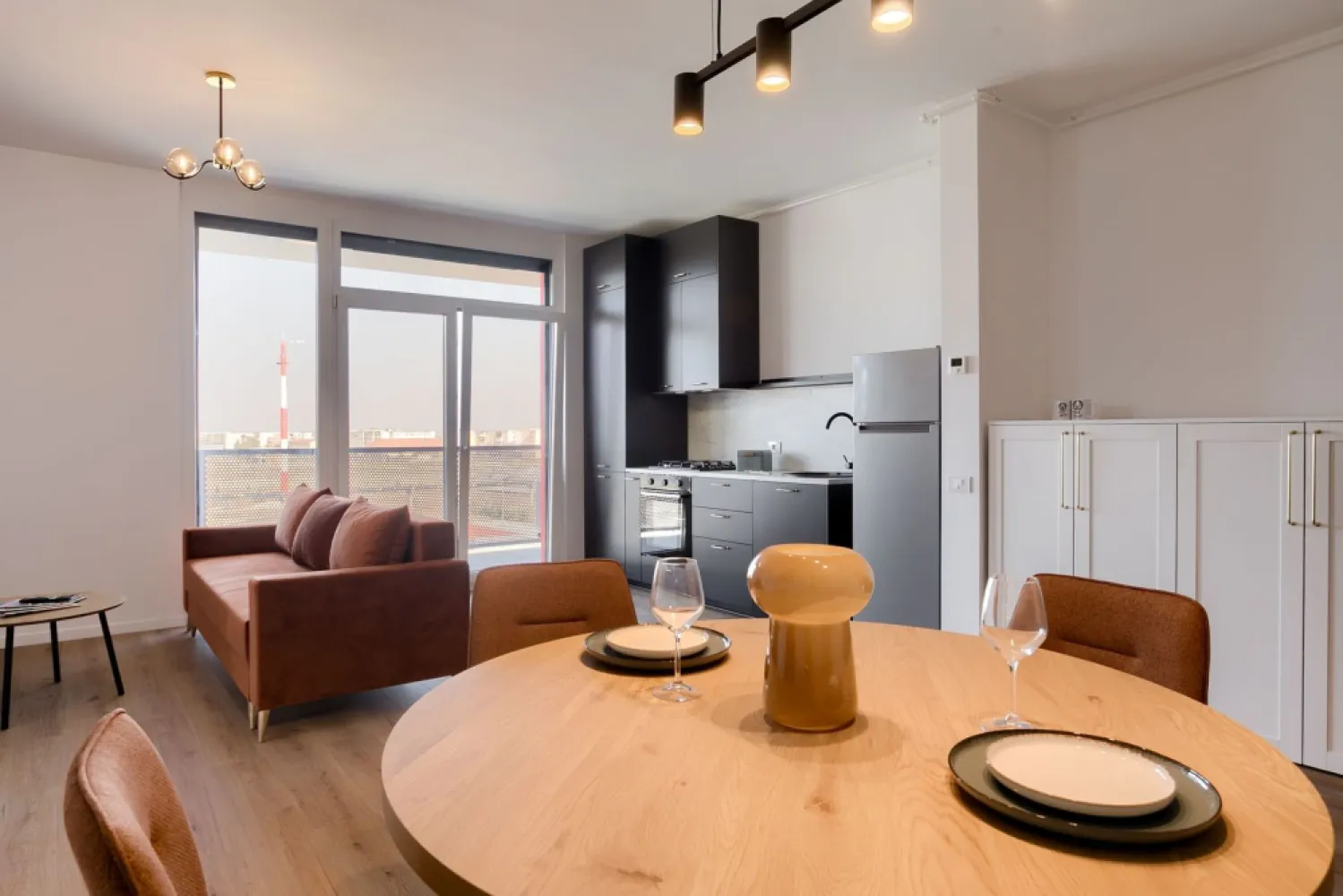 Apartament ARED Nou la cheie, 2 Camere, COMISION 0 - 🏡 De vânzare direct dezvoltator: Apartament Nou Mobilat & Utilat – 2 Camere, 52 mp – ARED, Etaj 4, cu Chiriaș Inclus

📍 Localizare: Cartier rezidențial ARED – acces securizat, zonă liniștită și modernă
📐 Suprafață utilă: 52 mp
🏢 Etaj: 4/ cu lift
🚗 Loc de parcare inclus
🌳 Parc privat 16.000 mp pentru rezidenți

🔹 Apartament nou, modern, mobilat și utilat complet
🔹 Compartimentare eficientă – living spațios, dormitor, bucătărie open space, baie
🔹 Finisaje premium și electrocasnice noi
🔹 Acces facil către puncte de interes, magazine, școli și mijloace de transport 
🔹 Încălzire în pardoseală – centrală termică proprie pe gaz
✅ Ideal pentru o viață confortabilă, într-o comunitate selectă, cu toate facilitățile la îndemână.

📞 Pentru detalii și vizionări: 
Lucian Marc 0746093329 , Consultant imobiliar ARED
Birou: ACASĂ | Agenție imobiliară Arad
Adresă: Bulevardul Decebal 2, Arad 310133