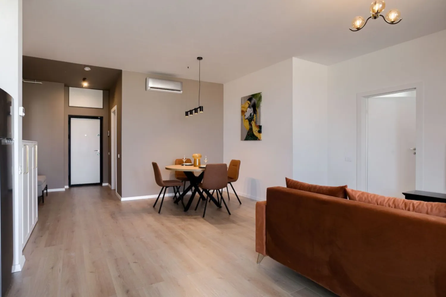 Apartament ARED Nou la cheie, 2 Camere, COMISION 0 - 🏡 De vânzare direct dezvoltator: Apartament Nou Mobilat & Utilat – 2 Camere, 52 mp – ARED, Etaj 4, cu Chiriaș Inclus

📍 Localizare: Cartier rezidențial ARED – acces securizat, zonă liniștită și modernă
📐 Suprafață utilă: 52 mp
🏢 Etaj: 4/ cu lift
🚗 Loc de parcare inclus
🌳 Parc privat 16.000 mp pentru rezidenți

🔹 Apartament nou, modern, mobilat și utilat complet
🔹 Compartimentare eficientă – living spațios, dormitor, bucătărie open space, baie
🔹 Finisaje premium și electrocasnice noi
🔹 Acces facil către puncte de interes, magazine, școli și mijloace de transport 
🔹 Încălzire în pardoseală – centrală termică proprie pe gaz
✅ Ideal pentru o viață confortabilă, într-o comunitate selectă, cu toate facilitățile la îndemână.

📞 Pentru detalii și vizionări: 
Lucian Marc 0746093329 , Consultant imobiliar ARED
Birou: ACASĂ | Agenție imobiliară Arad
Adresă: Bulevardul Decebal 2, Arad 310133