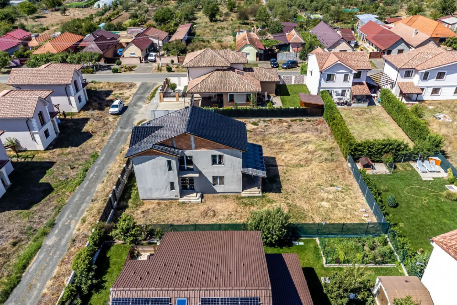 De vânzare casă în Aradul Nou - Cauți o casă nouă, într-un cartier foarte bun, pe care să o termini exact pe gustul tău?
Această proprietate din Aradul Nou îți oferă fix combinația asta: locație premium, construcție solidă și potențial mare de personalizare și extindere.

Situată într-una dintre cele mai apreciate zone de case din Arad, proprietatea oferă: acces rapid la puncte de interes ale orașului; proximitate față de zone comerciale, școli, transport public și artere principale; cartier în continuă dezvoltare, foarte căutat pentru locuire.

Date tehnice:
Teren: 419 mp
Deschidere la stradă: 12 m – ideală pentru acces auto, garaj, alei, spațiu verde
Amprentă la sol: 85 mp
Suprafață utilă: 145 mp

Detalii construcție:
Construcție nouă (2020)
Realizată din cărămidă
Acoperiș din țiglă – durabil și estetic
Stadiu: parțial finalizată – îți permite să alegi finisajele și să creezi interiorul pe stilul tău
Posibilitate de mansardare – excelent pentru spațiu suplimentar (dormitoare, birou, zonă hobby, loc de joacă etc.)

Compartimentare gândită pentru confort: 4 camere; 3 dormitoare; 2 băi cu geam – lumină naturală și ventilație; bucătărie; terasă – perfectă pentru relaxare în aer liber; curte cu potențial de amenajare: grădină, loc de joacă, zonă de barbeque.

De ce merită văzută?
Zonă excelentă, foarte căutată pentru locuință
Casă nouă, cu structură solidă, în care poți alege finisajele
Posibilitate reală de extindere prin mansardare

Oportunitate bună pentru familii care vor casă cu curte, dar și pentru investitori care văd potențialul zonei.

Preț listare: 169.000 EUR / comision zero / telefon: 0761 899 230 / Hai să vorbim!

💳 Nu dispui de toată suma?
Te ajutăm gratuit cu finanțarea – îți obținem oferte de la 16 bănci.

🏠 Ai o proprietate de vânzare în Arad și vrei să știi cât valorează cu adevărat?
Sună-mă pentru o evaluare gratuită, fără obligații.

📍 Birou: ACASĂ | Agenție imobiliară Arad
Bulevardul Decebal 2, Arad 310133