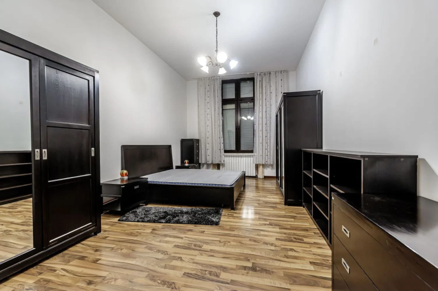 Apartament 2 camere - Etaj 1 - Palatul Neumann, Arad - COMISION 0 - ✨ Raritate pe piață! Apartament cu 2 camere în Palatul Neumann – clădire emblematică din centrul Aradului (cea cu McDonald’s 🍔).
📍 Locație ultracentrală | ⬆️ etaj 1/2

🏡 60 mp utili, mobilat & utilat
🔥 Centrală termică pe gaz
🌆 Vedere din dormitor spre strada Horia
🚗 Parcare liberă în curtea comună
⬆️ Posibilitate de etajare interioară datorită înălțimii generoase
✅ Ideal pentru investiție – chirii pe termen lung, regim hotelier sau birou premium

📞 Daniel Hord – 0755 274 519 - Consultant imobiliar
📅 Sună acum și programează o vizionare!

Nu dispui de toată suma? Te ajutăm noi gratuit! Îți obținem oferte de la 16 bănci
Ai o proprietate de vânzare în Arad și vrei să știi cât valorează cu adevărat?
Sună-mă pentru o evaluare GRATUITĂ!