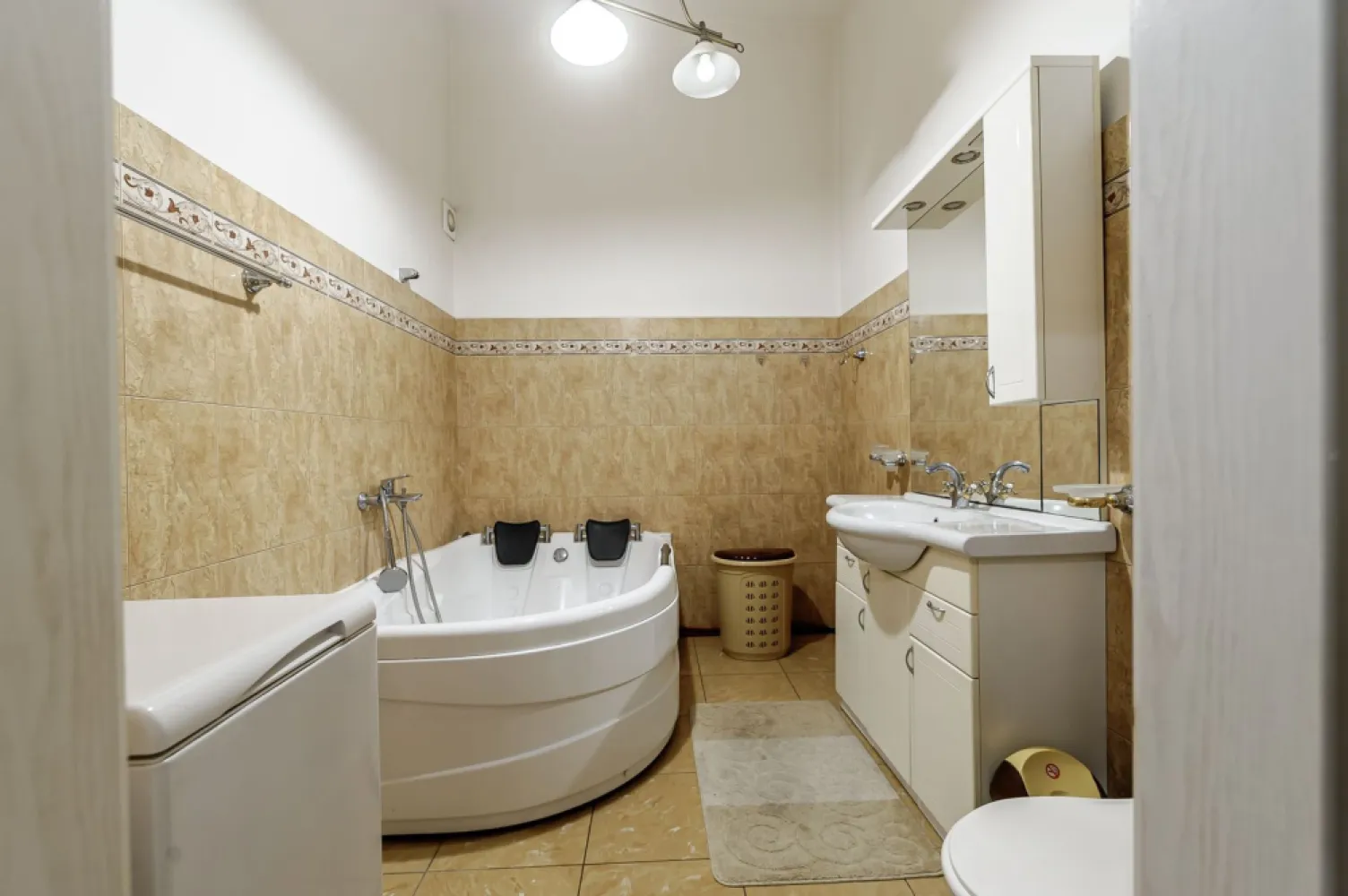 Apartament 2 camere - Etaj 1 - Palatul Neumann, Arad - COMISION 0 - ✨ Raritate pe piață! Apartament cu 2 camere în Palatul Neumann – clădire emblematică din centrul Aradului (cea cu McDonald’s 🍔).
📍 Locație ultracentrală | ⬆️ etaj 1/2

🏡 60 mp utili, mobilat & utilat
🔥 Centrală termică pe gaz
🌆 Vedere din dormitor spre strada Horia
🚗 Parcare liberă în curtea comună
⬆️ Posibilitate de etajare interioară datorită înălțimii generoase
✅ Ideal pentru investiție – chirii pe termen lung, regim hotelier sau birou premium

📞 Daniel Hord – 0755 274 519 - Consultant imobiliar
📅 Sună acum și programează o vizionare!

Nu dispui de toată suma? Te ajutăm noi gratuit! Îți obținem oferte de la 16 bănci
Ai o proprietate de vânzare în Arad și vrei să știi cât valorează cu adevărat?
Sună-mă pentru o evaluare GRATUITĂ!