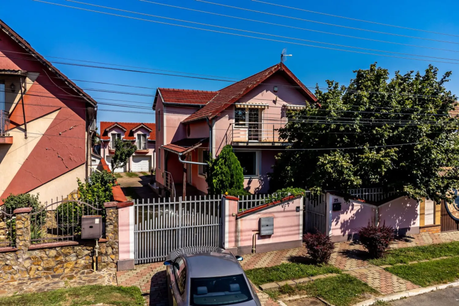 Vilă cu 6 camere în zona rezidențială - Poltura - Casă de vânzare – 6 camere, zonă rezidențială in Arad

Preț nou: 239.000 euro | Comision 0%

O proprietate versatilă, ideală pentru diverse stiluri de viață și nevoi:
- familie numeroasă, care are nevoie de spațiu și confort.
- familie cu copii adolescenți, care își doresc intimitate și propriile spații.
- familie care vrea să-și țină aproape seniorii, oferindu-le în același timp un spațiu privat și confortabil.
- investitori sau proprietari care caută venit suplimentar, prin transformarea unor spații în unități de închiriat sau pentru regim hotelier / Airbnb.

Detalii proprietate: 6 camere spațioase, bine compartimentate, toate decomandate
Suprafață și compartimentare care permit intimitate și flexibilitate
Zonă rezidențială liniștită, aproape de oraș și de drumurile principale cu multiple cai de acces

Această casă oferă intimitate, confort și versatilitate, fiind o alegere inspirată atât pentru locuință personală, cât și pentru investiție.

Pentru detalii și vizionare:
Sebastian Nica – 0722 252 639

Nu dispui de toată suma? Te ajutăm noi gratuit! Îți obținem oferte de la 16 bănci.

Ai o proprietate de vânzare în Arad și vrei să știi cât valorează cu adevărat?
Sună-mă pentru o evaluare gratuită, fără obligații.

Birou: ACASĂ | Agenție imobiliară Arad
Bulevardul Decebal 2, Arad 310133

Cod proprietate: CP2668853